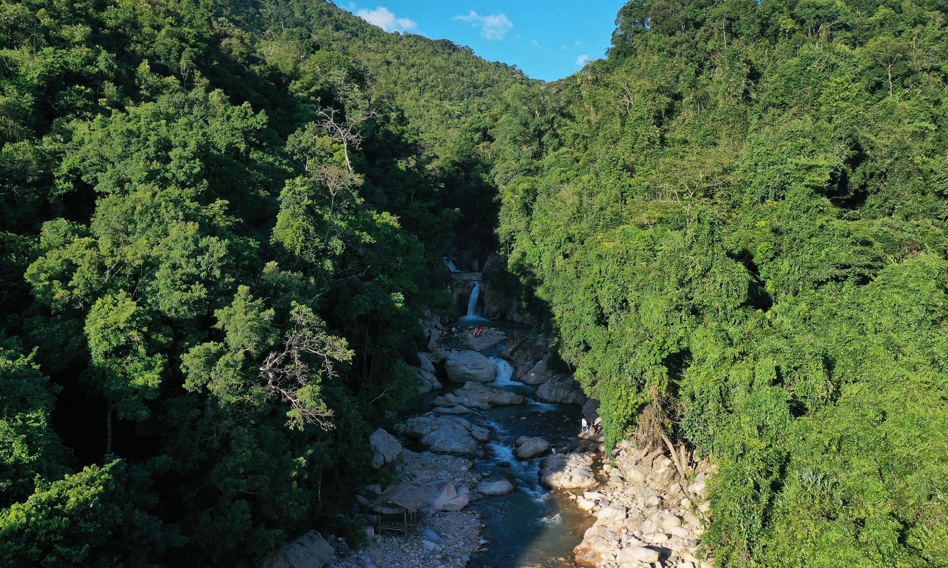 Любителям общинных эко-туров рекомендуется посетить деревню Тьенвень общины Хыонгфунг уезда Хыонгхоа, совершить поход к водопаду Тьенвень в увязке с ознакомлением с жизнью представителей народности Бру-Ванкиеу. Любителям общинных эко-туров рекомендуется посетить деревню Тьенвень общины Хыонгфунг уезда Хыонгхоа, совершить поход к водопаду Тьенвень в увязке с ознакомлением с жизнью представителей народности Бру-Ванкиеу.