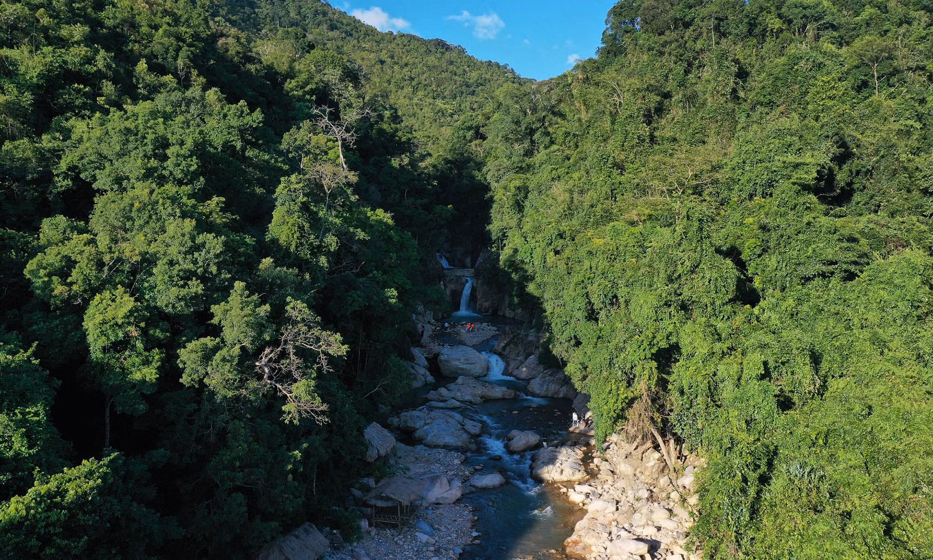 Любителям общинных эко-туров рекомендуется посетить деревню Тьенвень общины Хыонгфунг уезда Хыонгхоа, совершить поход к водопаду Тьенвень в увязке с ознакомлением с жизнью представителей народности Бру-Ванкиеу. Любителям общинных эко-туров рекомендуется посетить деревню Тьенвень общины Хыонгфунг уезда Хыонгхоа, совершить поход к водопаду Тьенвень в увязке с ознакомлением с жизнью представителей народности Бру-Ванкиеу.