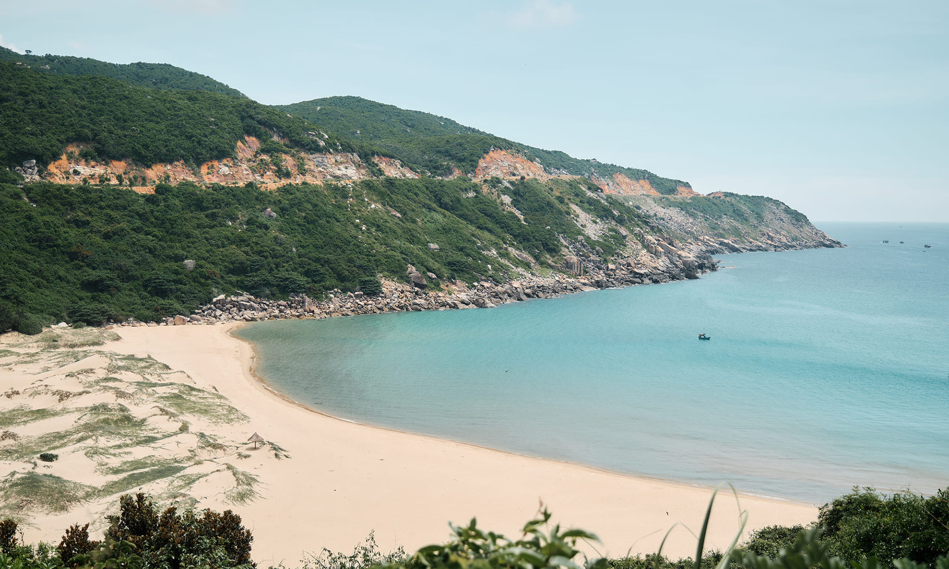 Пляж Мон, наряду с мысом Диен и маяком Дайлань, относится к туристической зоне Муйдиен. Это идеальное место для купания и кемпинга.