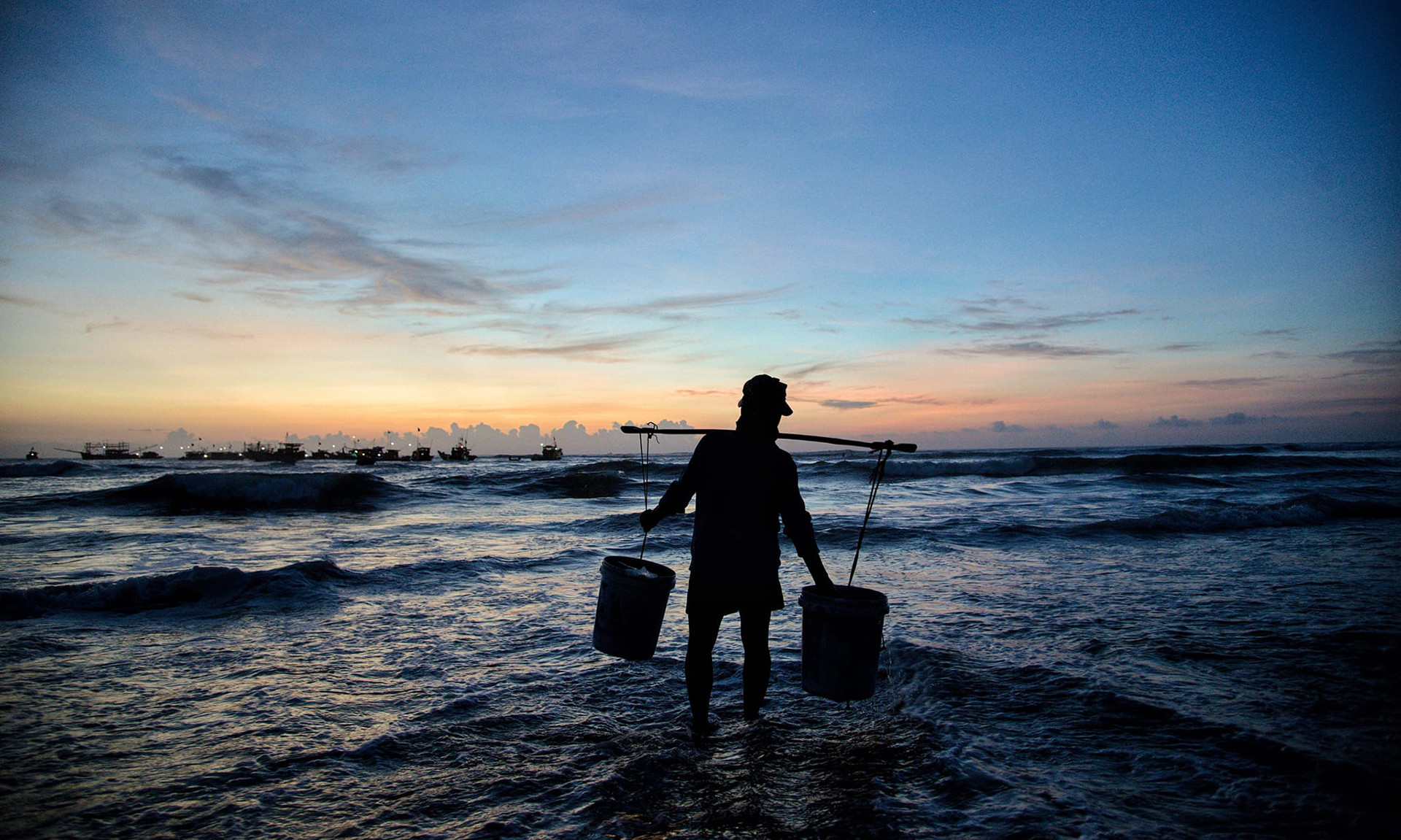 Рыбаки на рыбном рынке Тамтиен заняты работой с раннего утра. Рыбаки на рыбном рынке Тамтиен заняты работой с раннего утра.