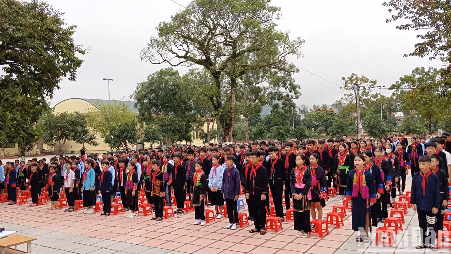 Более 300 представителей этнических меньшинств обучаются в средней этнической школе-интернате уезда Батье.