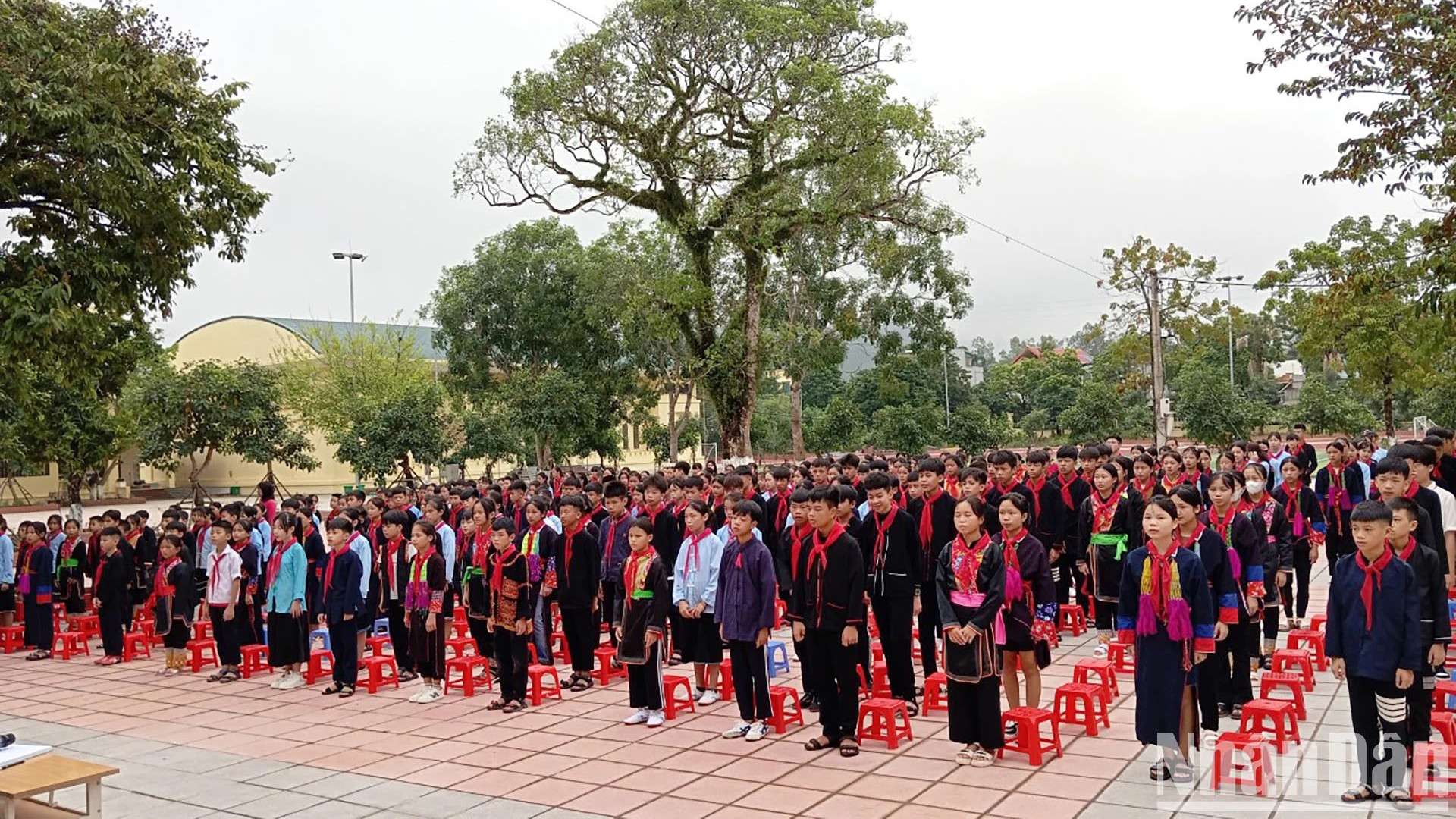 Более 300 представителей этнических меньшинств обучаются в средней этнической школе-интернате уезда Батье.