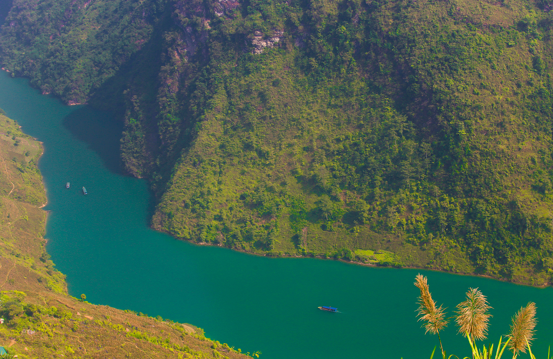 Осенью, когда небо и облака чистые, река Ньокуэ покрывается изумрудным цветом.