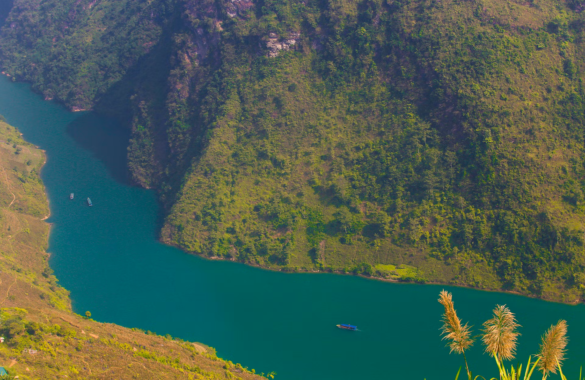 Осенью, когда небо и облака чистые, река Ньокуэ покрывается изумрудным цветом.
