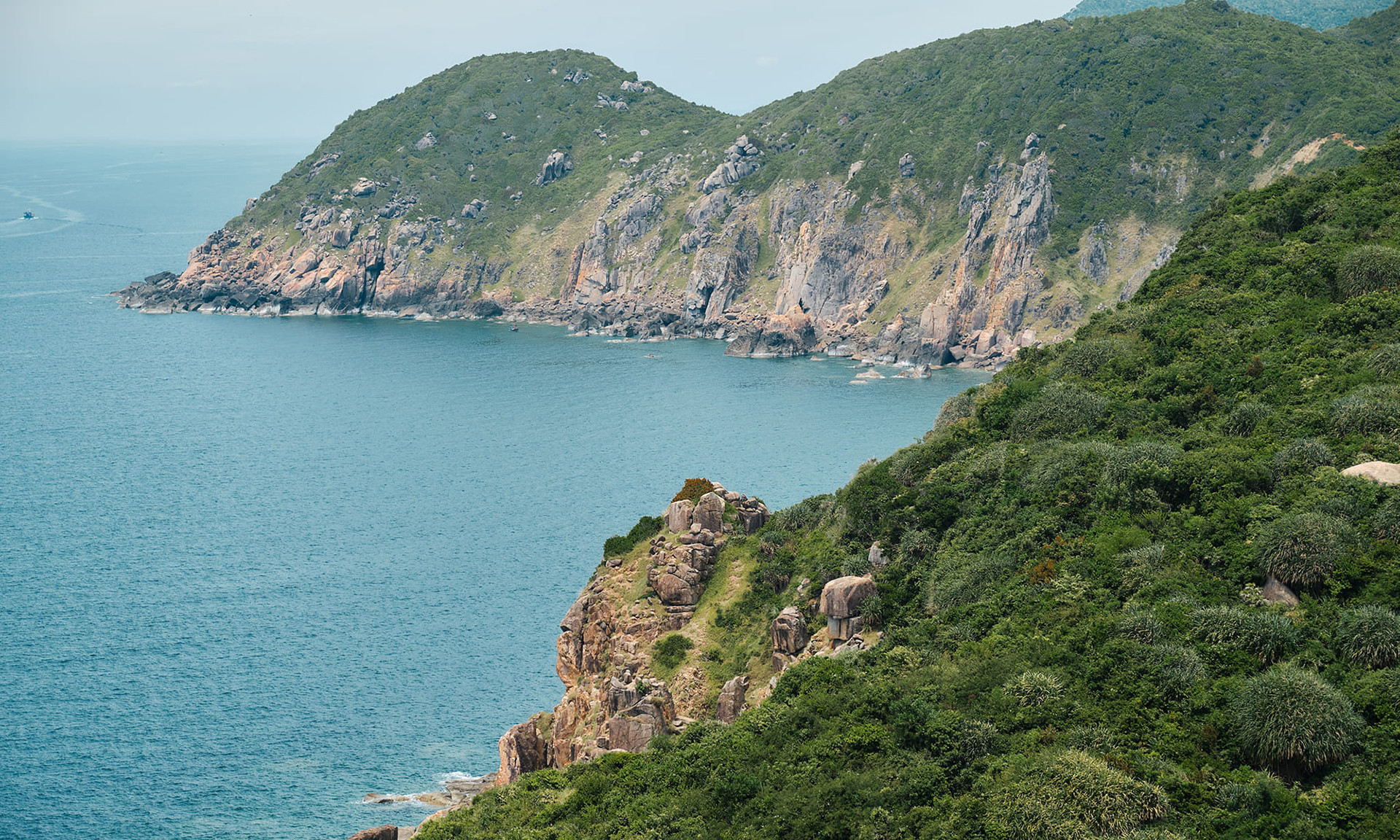 Первая точка городского уезда Донгхоа на этой прибрежной дороге – это перевал Ка. Перевал Ка имеет высоту около 333 м и длину около 12 км, перевал пересекает горный хребет Дайлань на границе между провинциями Фуйен и Кханьхоа на автомагистрали №1.