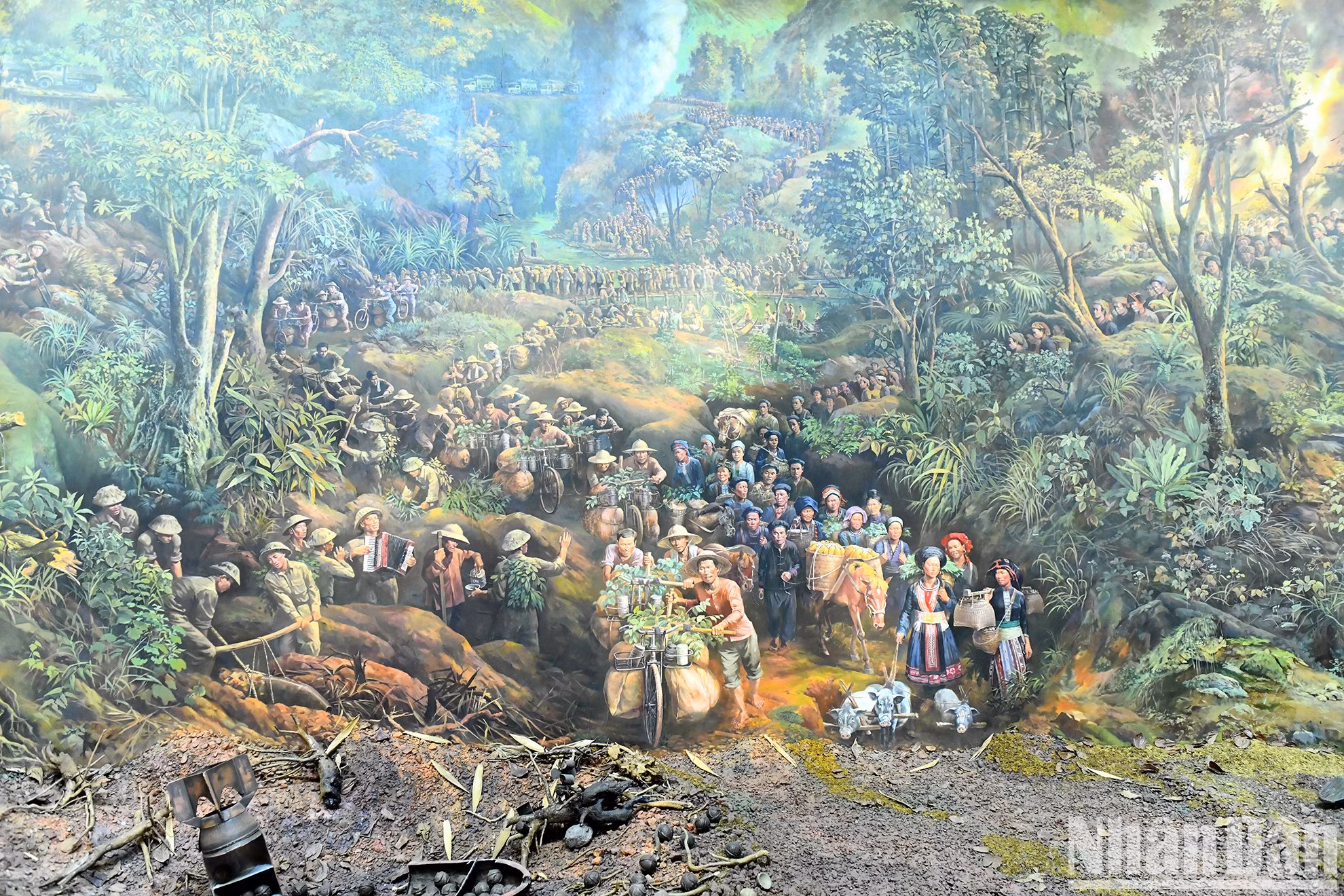 «Весь народ отправляется в бой» – это образ велосипедных конвоев, перевозящих припасы для операции.