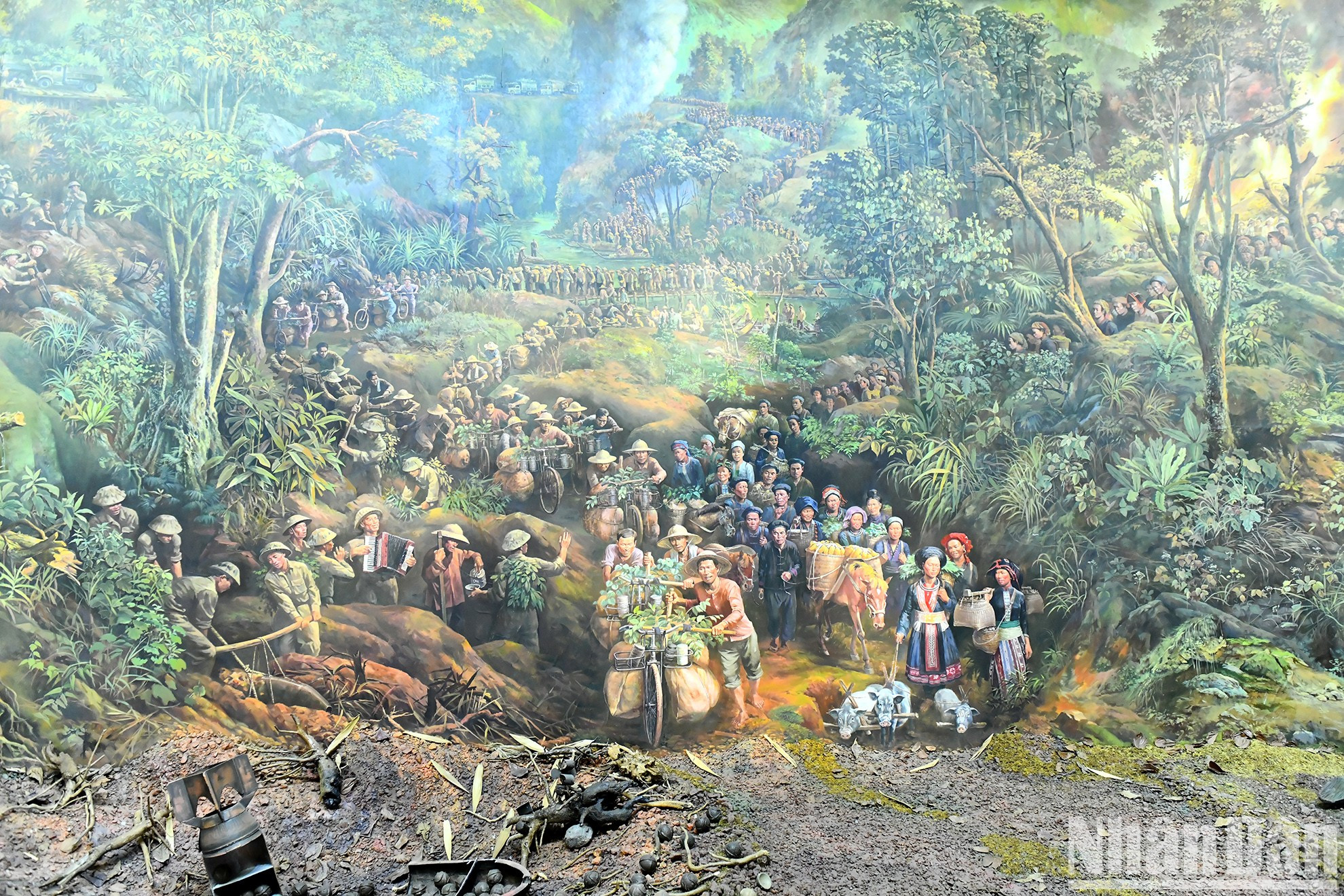 «Весь народ отправляется в бой» – это образ велосипедных конвоев, перевозящих припасы для операции.