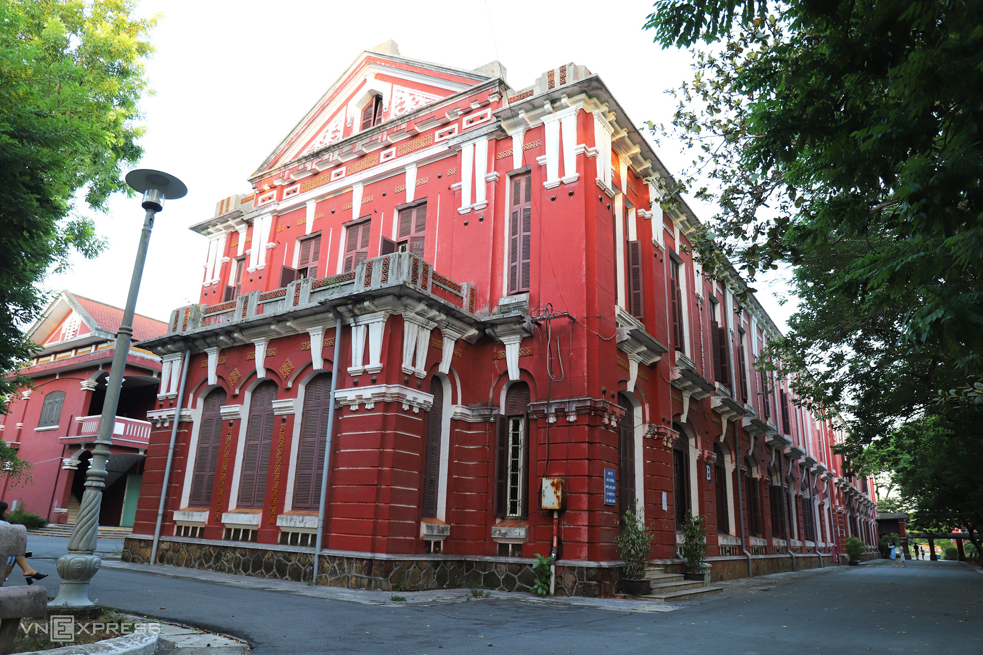 Уникальность школы Куокхок заключается в том, что ряды зданий имеют типичную французскую архитектуру более 100-летней давности.