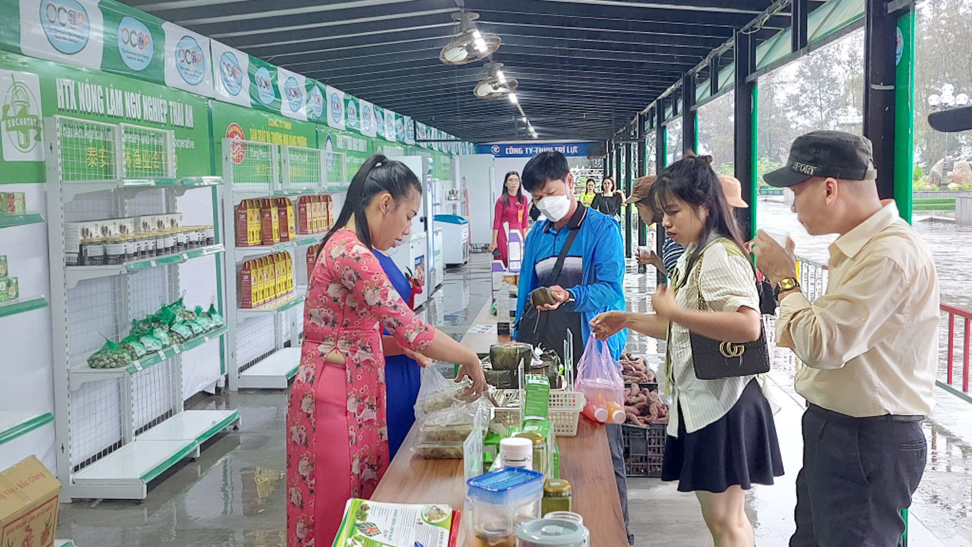 Посетители предпочитают продукцию OCOP. Посетители предпочитают продукцию OCOP.