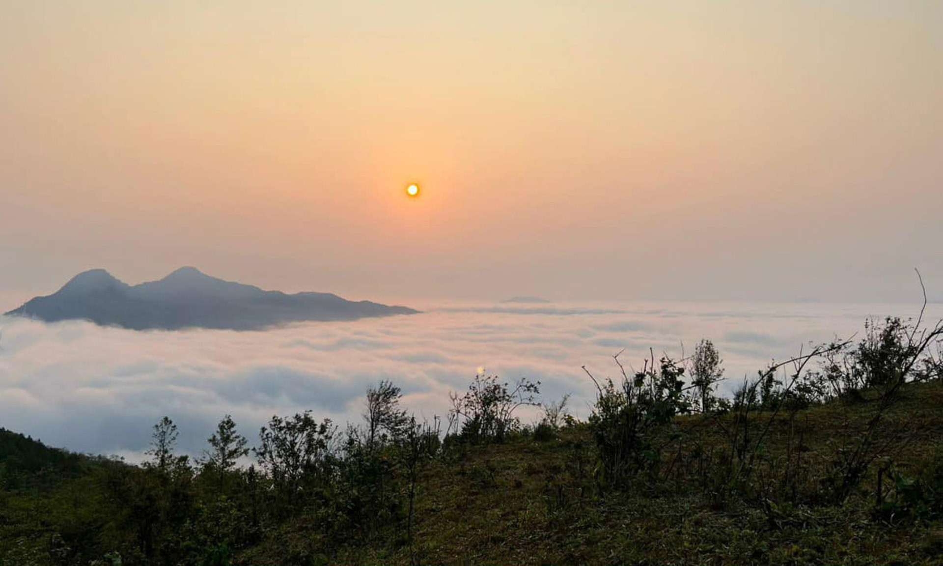 На рассвете первые солнечные лучи дня окрашивают море облаков в светло-желтый цвет, а затем становятся ярче, пока солнце не полностью взойдет. На рассвете первые солнечные лучи дня окрашивают море облаков в светло-желтый цвет, а затем становятся ярче, пока солнце не полностью взойдет.