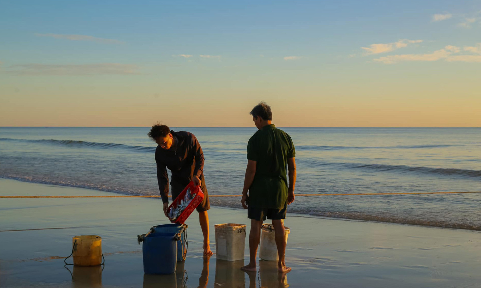 Рыбалка ранним утром перед рассветом в общине Чиеуланг. Пляж Чиеуланг дает посетителям ощущение медленного и спокойного ритма жизни. Рыбалка ранним утром перед рассветом в общине Чиеуланг. Пляж Чиеуланг дает посетителям ощущение медленного и спокойного ритма жизни.