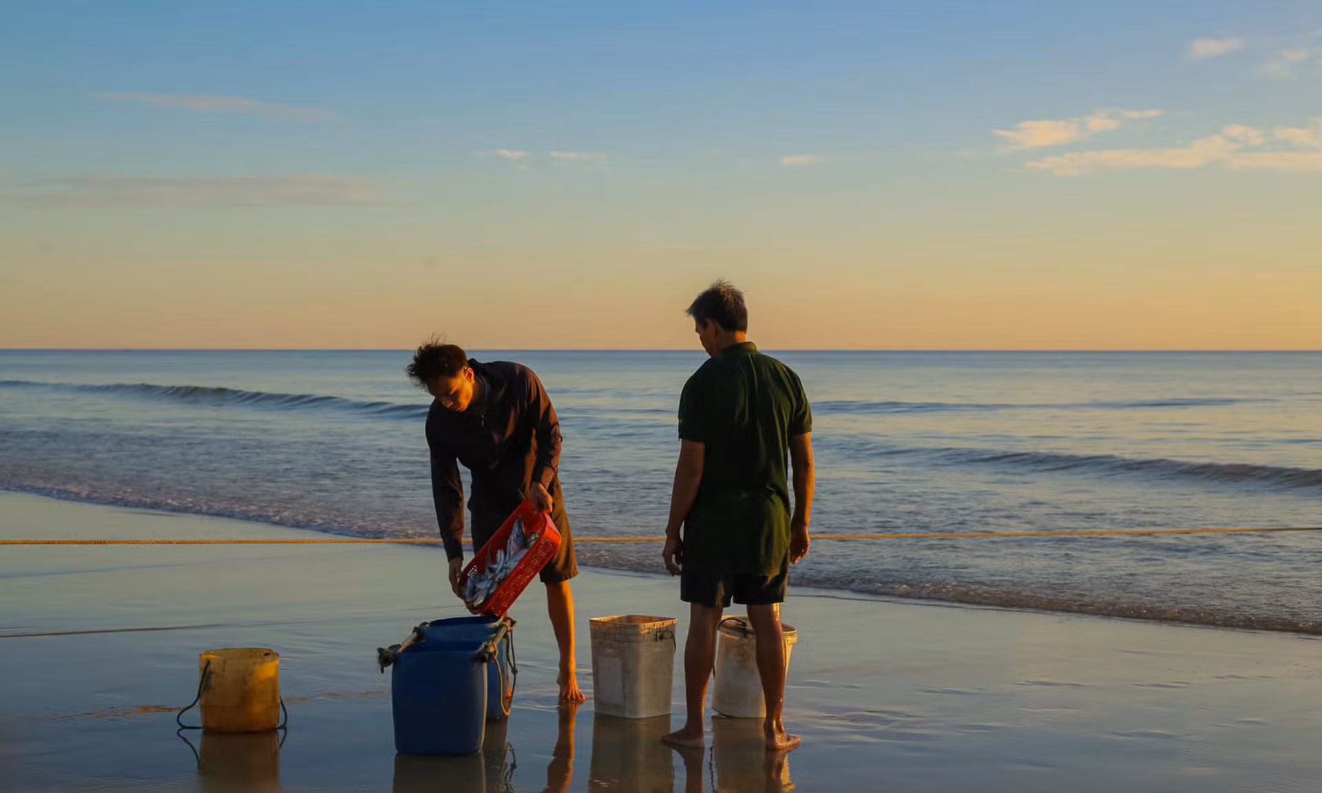 Рыбалка ранним утром перед рассветом в общине Чиеуланг. Пляж Чиеуланг дает посетителям ощущение медленного и спокойного ритма жизни. Рыбалка ранним утром перед рассветом в общине Чиеуланг. Пляж Чиеуланг дает посетителям ощущение медленного и спокойного ритма жизни.