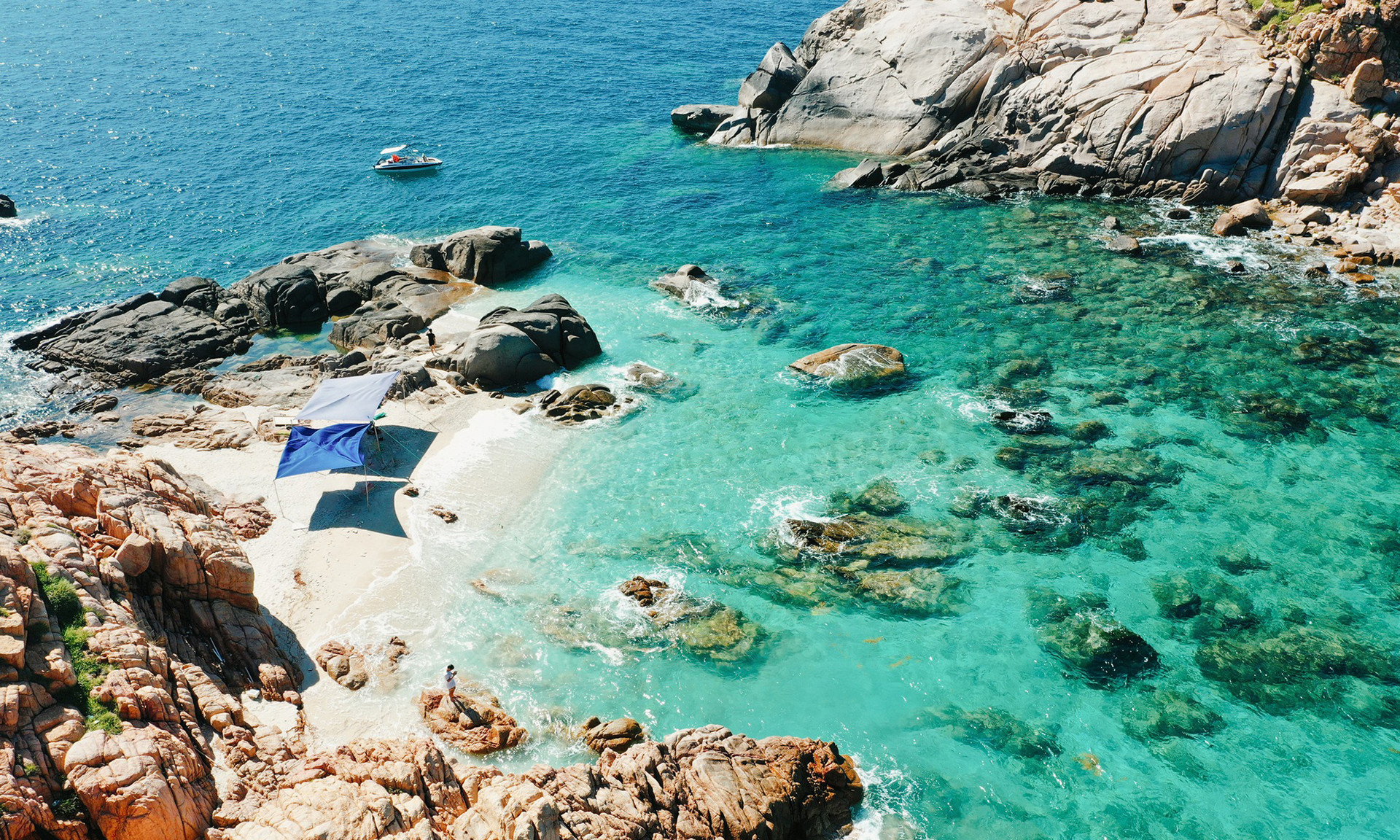 Хонтай, расположенный в одной из самых красивых бухт Вьетнама, обладает нетронутой красотой. Хонтай, расположенный в одной из самых красивых бухт Вьетнама, обладает нетронутой красотой.