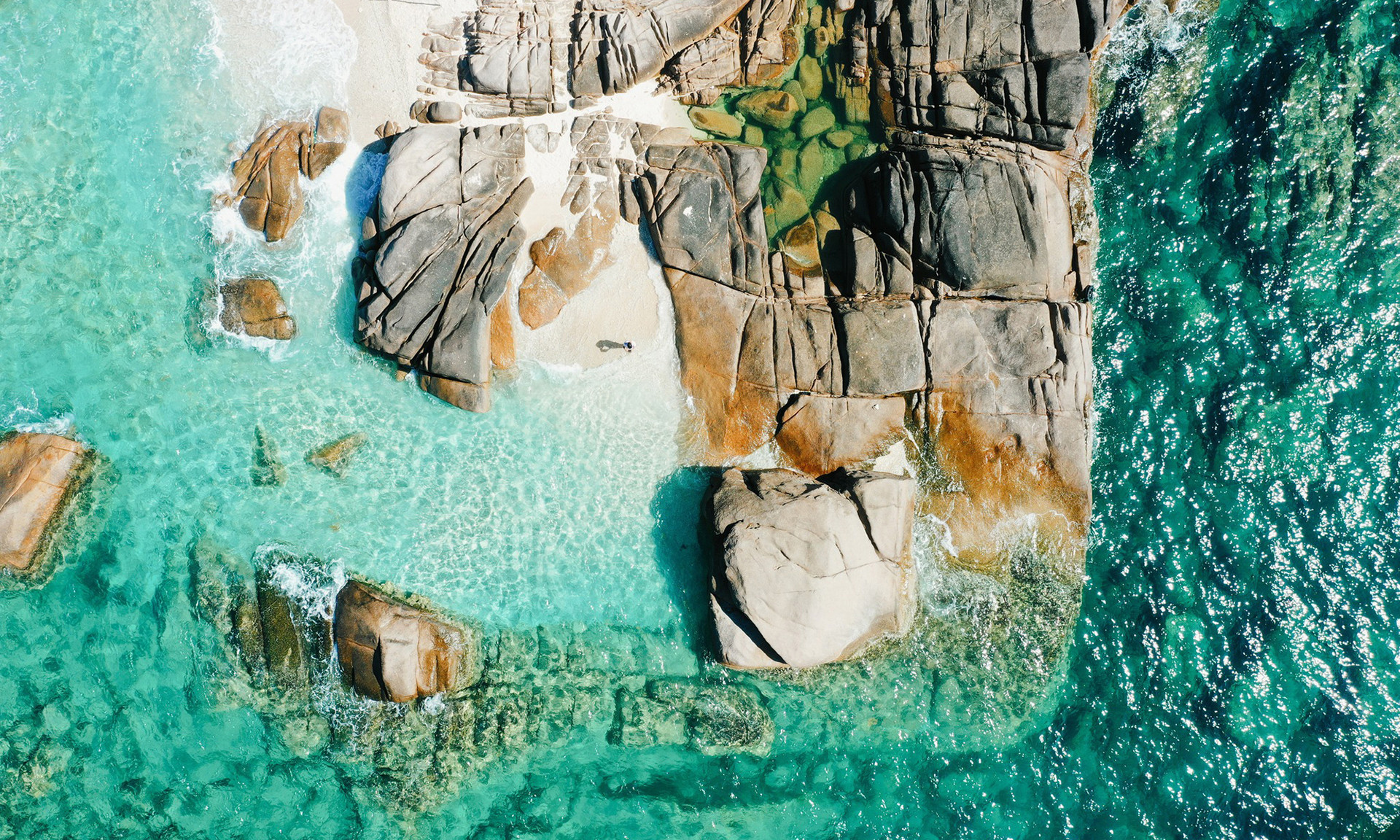 Пляж окружен скалами, образуя отдельную территорию. Пляж окружен скалами, образуя отдельную территорию.