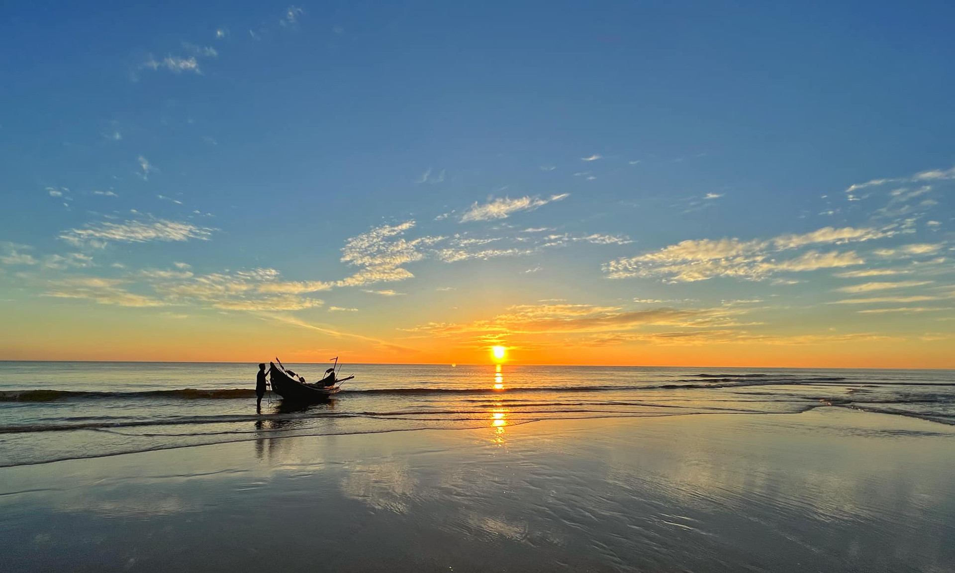 Рассвет на пляже Чиеуланг в общине Чиеуланг уезда Чиеуфонг. Этот бесконечный пляж на рассвете в последние годы пользуется популярностью среди многих туристов. Рассвет на пляже Чиеуланг в общине Чиеуланг уезда Чиеуфонг. Этот бесконечный пляж на рассвете в последние годы пользуется популярностью среди многих туристов.