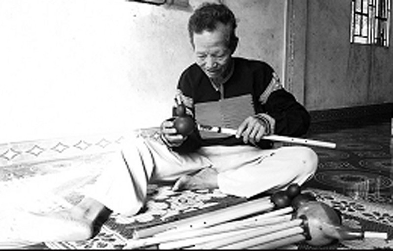 Мастер изготавливает музыкальный инструмент из сушеных тыквенных оболочек. Мастер изготавливает музыкальный инструмент из сушеных тыквенных оболочек.