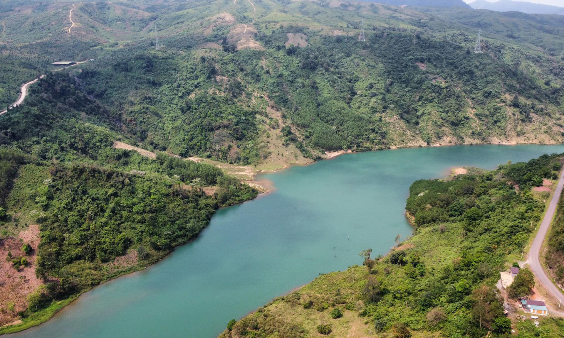 Куангчи известна 17-й параллелью, временной демаркационной линией, когда-то разделившей северную и южную части страны, где хранятся многие реликвии войны сопротивления нашего народа против иноземных захватчиков. Куангчи известна 17-й параллелью, временной демаркационной линией, когда-то разделившей северную и южную части страны, где хранятся многие реликвии войны сопротивления нашего народа против иноземных захватчиков.