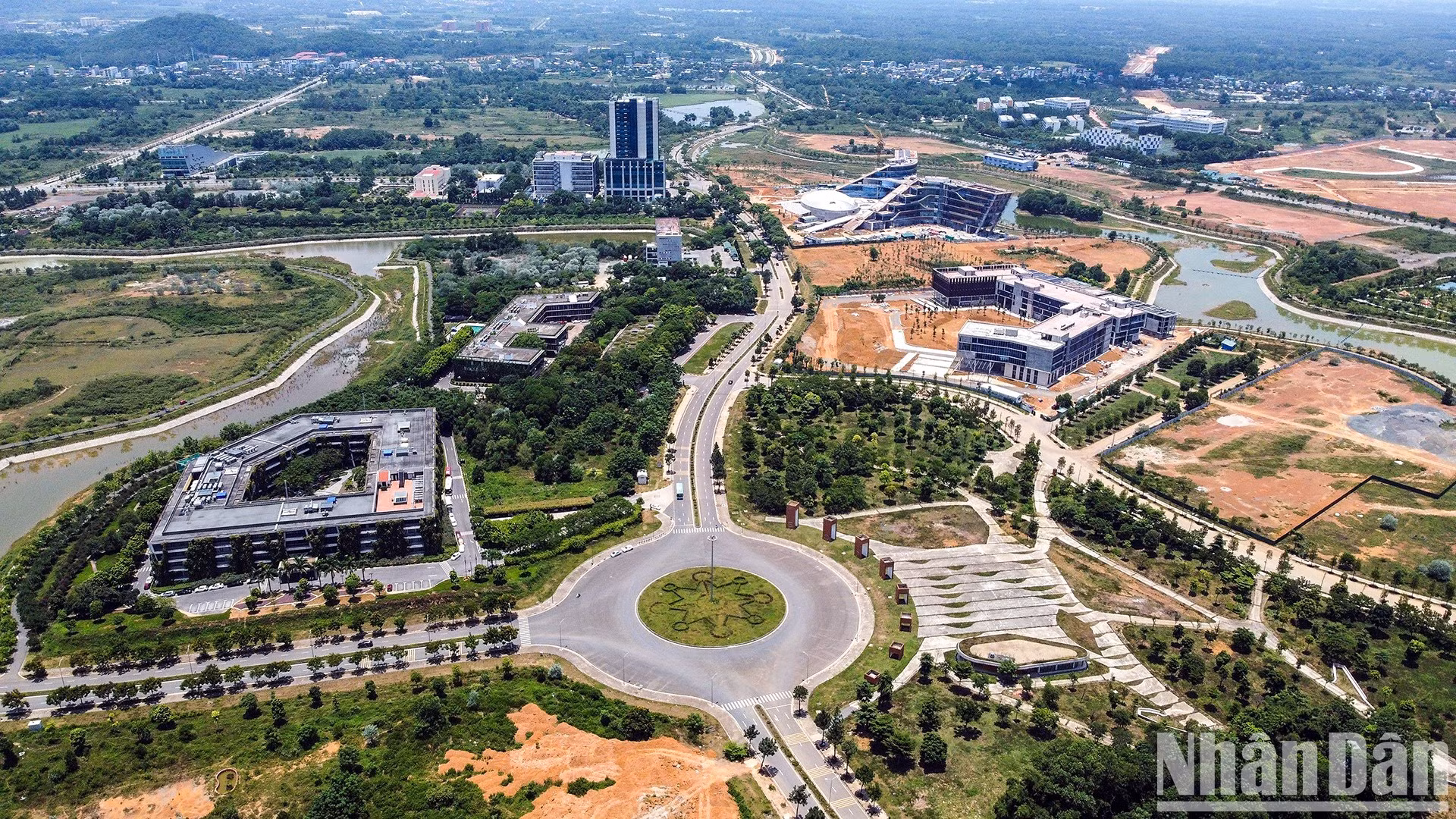 Парк высоких технологий Хоалак имеет общую планировочную площадь почти 1600 га. На сегодняшний день он привлек 106 инвестиционных проектов.