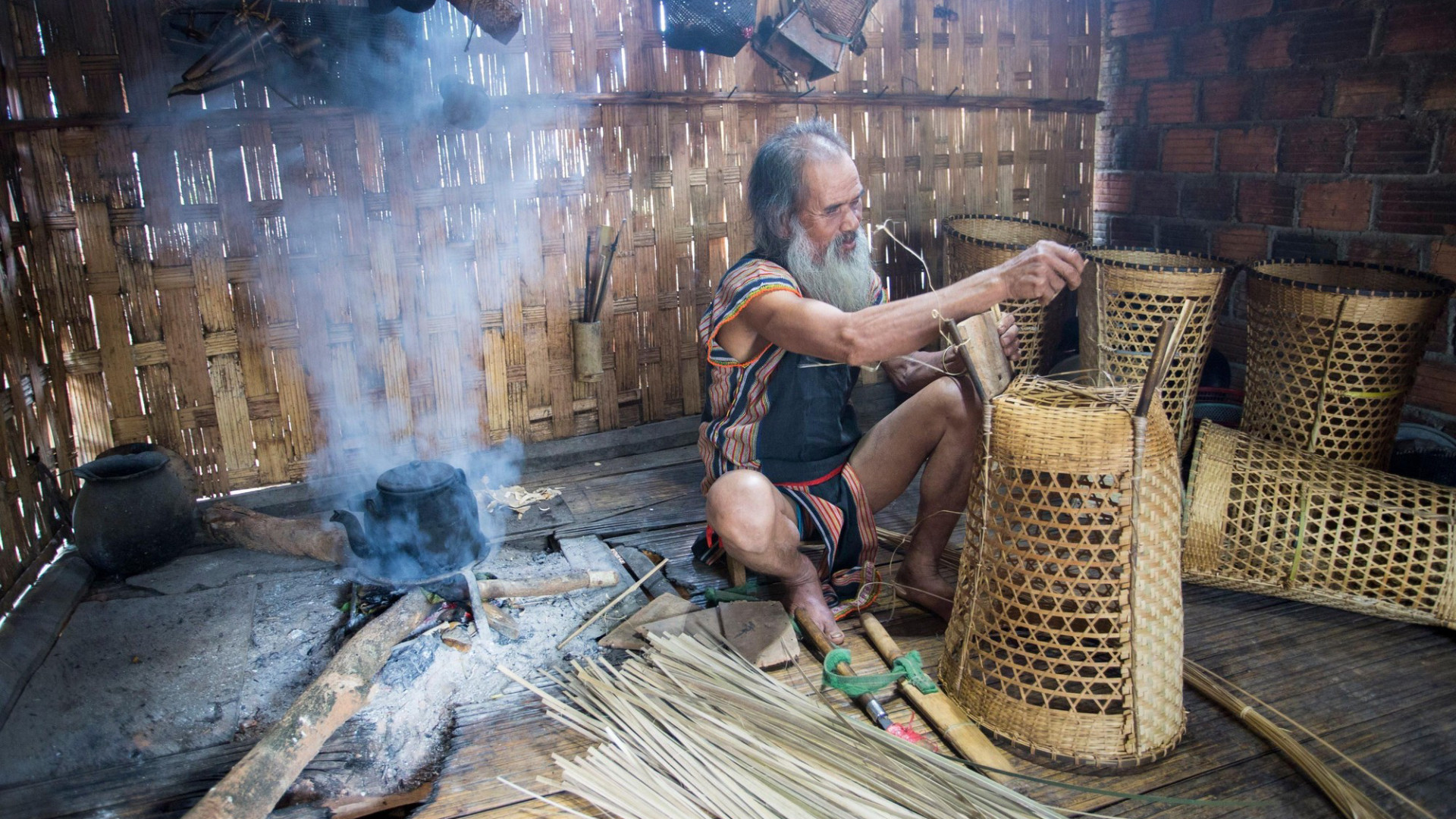 Дополнительным занятием семей Жарай обычно является плетение. Фото: Тхань Дат Дополнительным занятием семей Жарай обычно является плетение. Фото: Тхань Дат