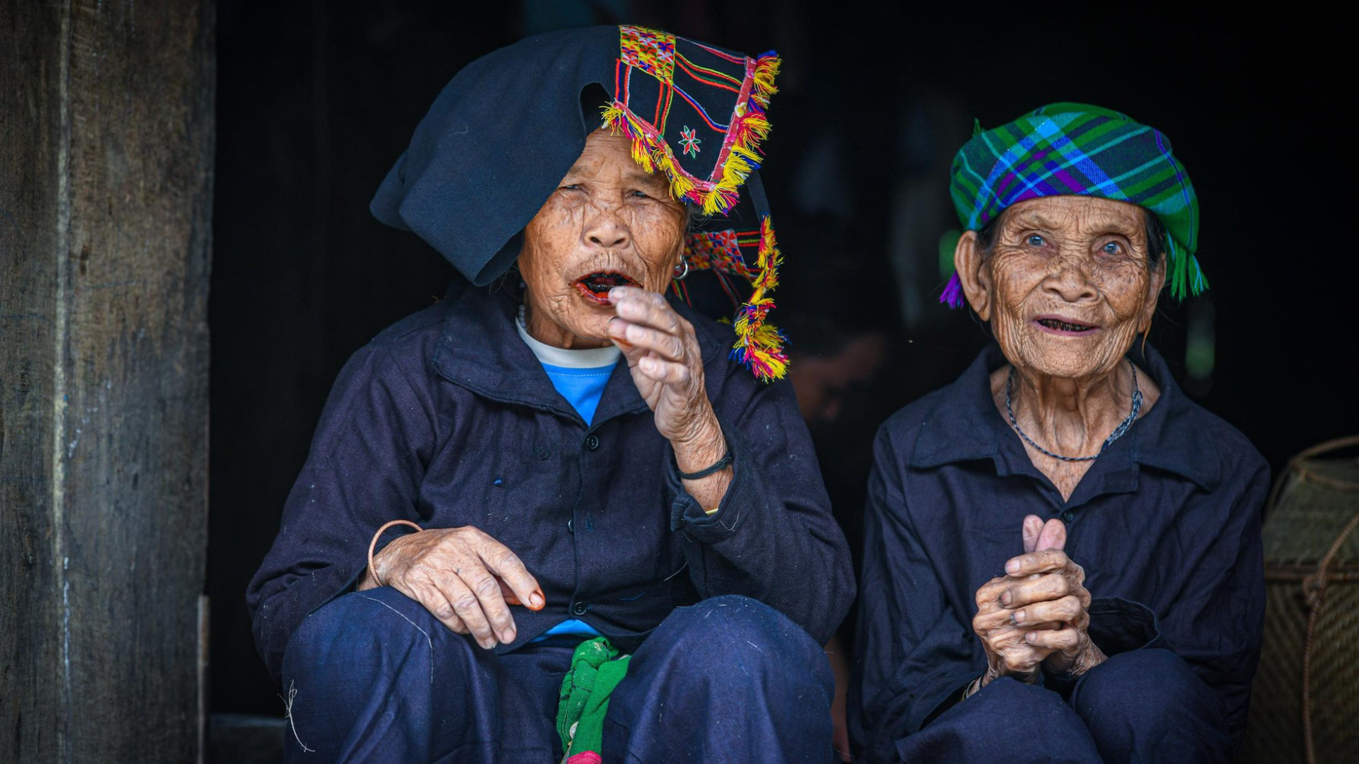 Две пожилые женщины народности Кханг. Фото: Тхань Дат Две пожилые женщины народности Кханг. Фото: Тхань Дат