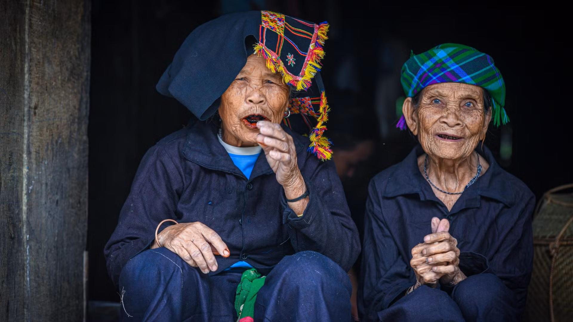 Две пожилые женщины народности Кханг. Фото: Тхань Дат