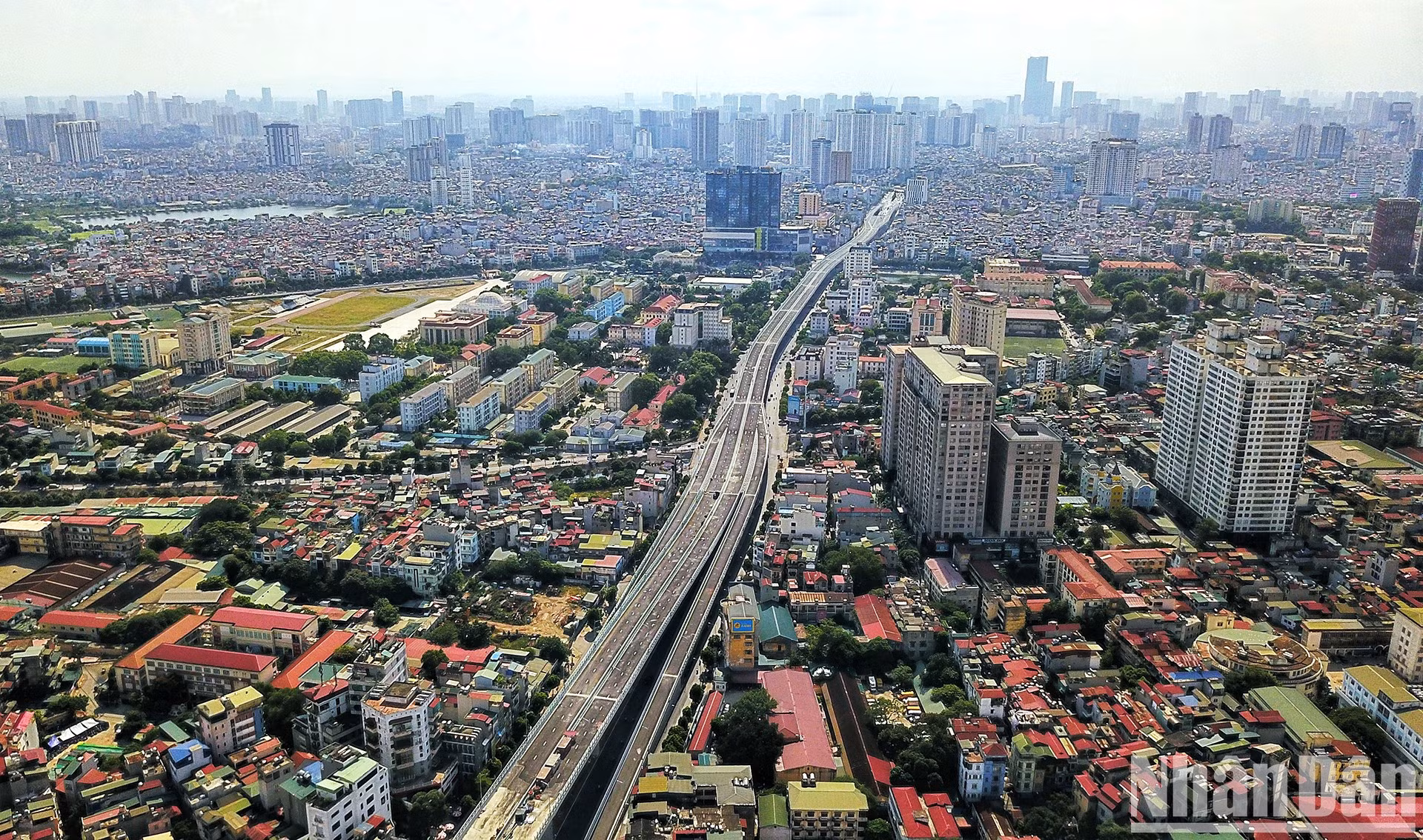 Общая сумма инвестиций в надземную кольцевую дорогу № 2 составляет более 9 997 млрд вьетнамских донгов. Она соединяет 3 центральных района: Донгда, Тханьсуан и Хайбачынг.