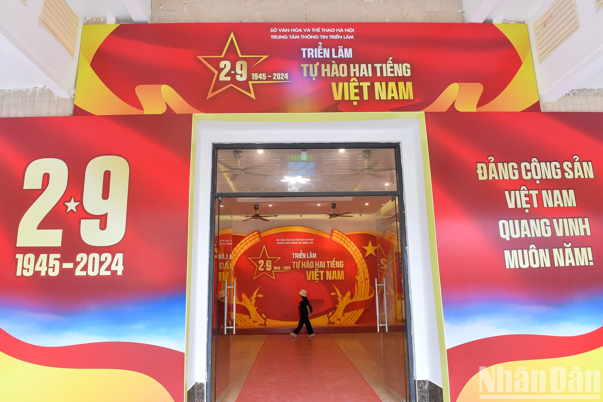 На улице Чангтиен (район Хоанкием) проходит выставка «Гордимся словом Вьетнам», посвященная важным праздникам страны. На улице Чангтиен (район Хоанкием) проходит выставка «Гордимся словом Вьетнам», посвященная важным праздникам страны.