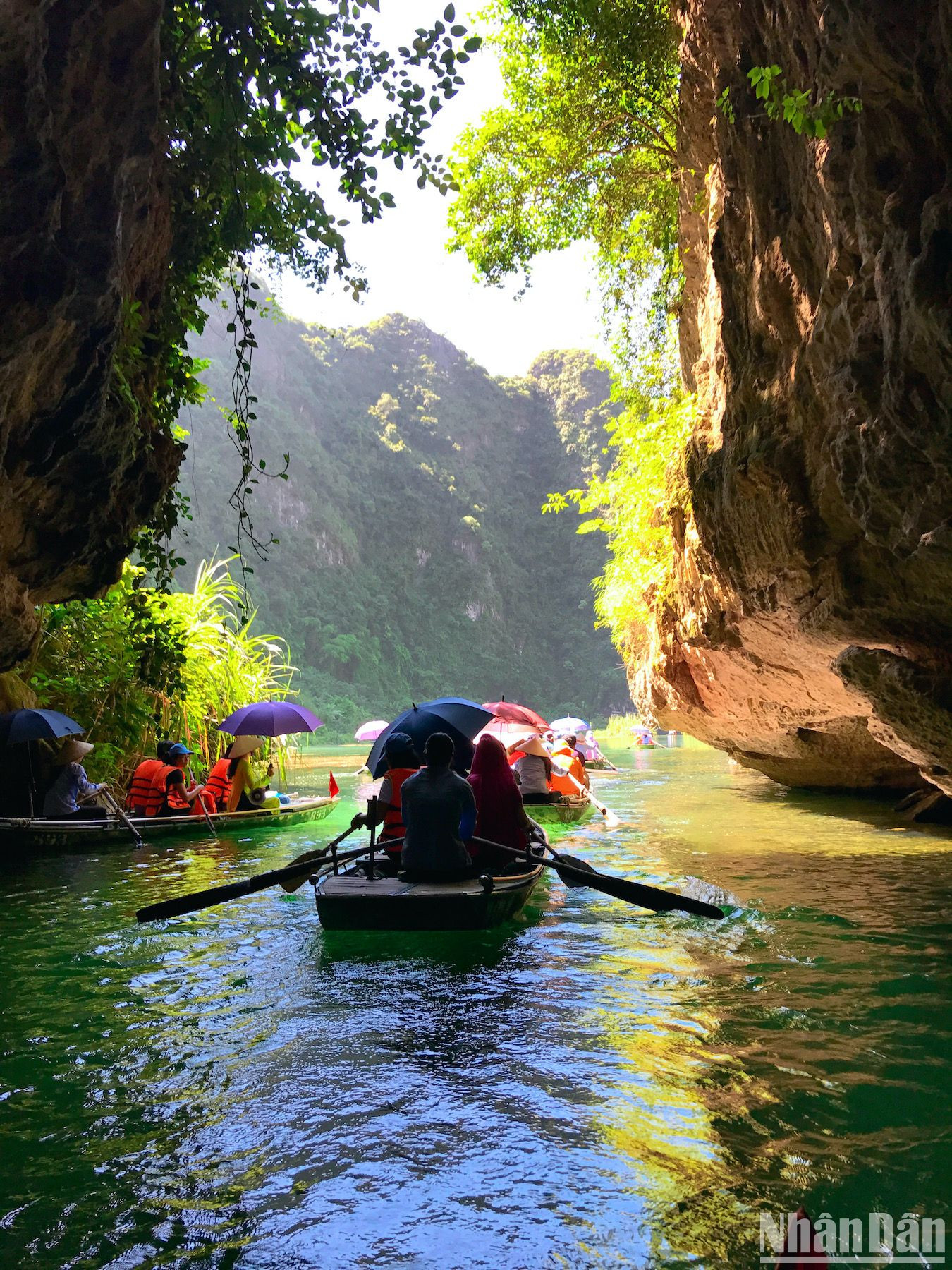 Лодочные прогулки, которые длятся 2-3 часа, позволяют туристам исследовать уникальные пещеры в Чанган, прогуляться по возвышающимся известняковым островам разных форм. Лодочные прогулки, которые длятся 2-3 часа, позволяют туристам исследовать уникальные пещеры в Чанган, прогуляться по возвышающимся известняковым островам разных форм.