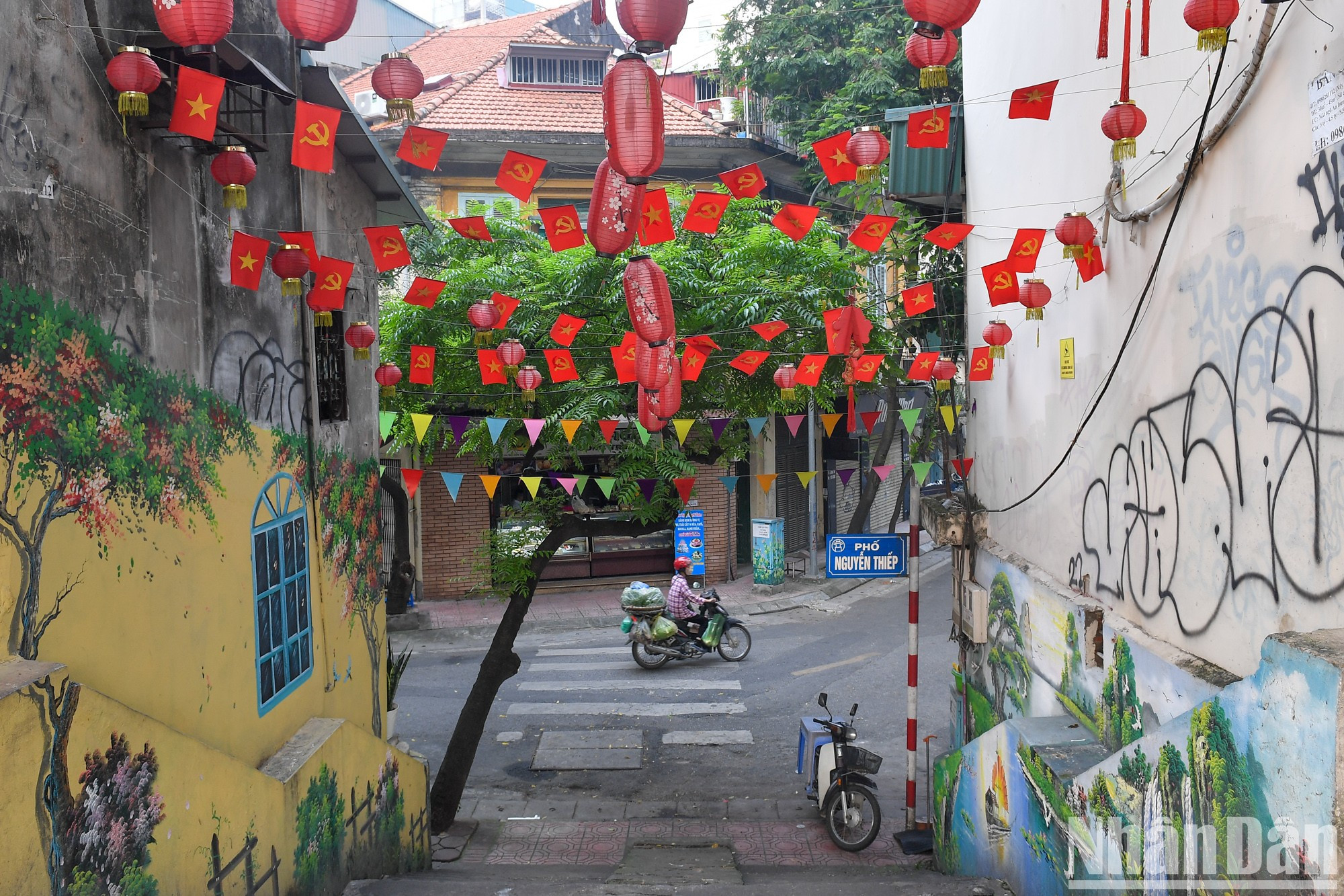 Улица Нгуентхиеп красиво укращена флагами и фонариками. Улица Нгуентхиеп красиво укращена флагами и фонариками.