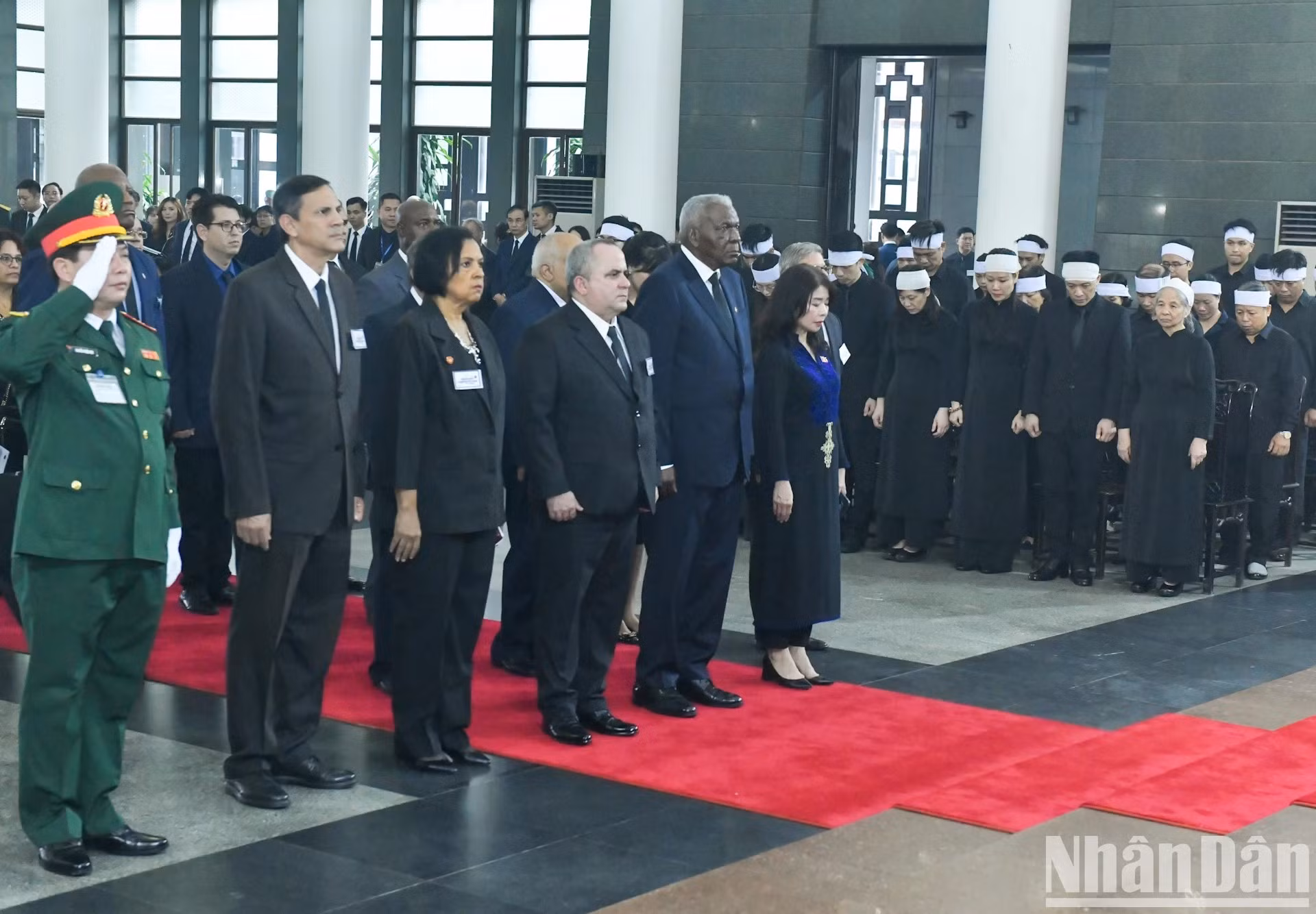 Делегация Кубы чтит память Генерального секретаря ЦК КПВ Нгуен Фу Чонга.