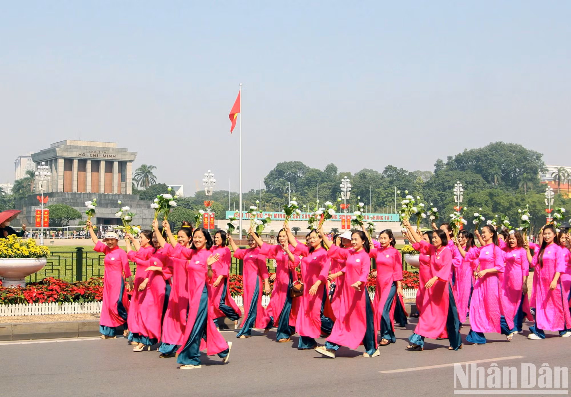 Женщины проходят через территорию Мавзолея Президента Хо Ши Мина. Женщины проходят через территорию Мавзолея Президента Хо Ши Мина.