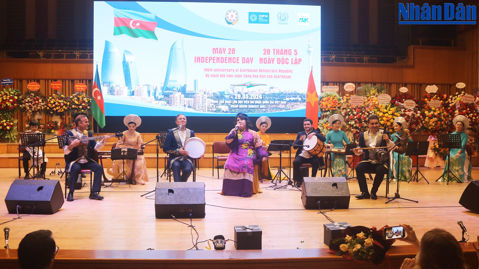 Заключительным номером стало совместное выступление вьетнамских и азербайджанских артистов. Заключительным номером стало совместное выступление вьетнамских и азербайджанских артистов.