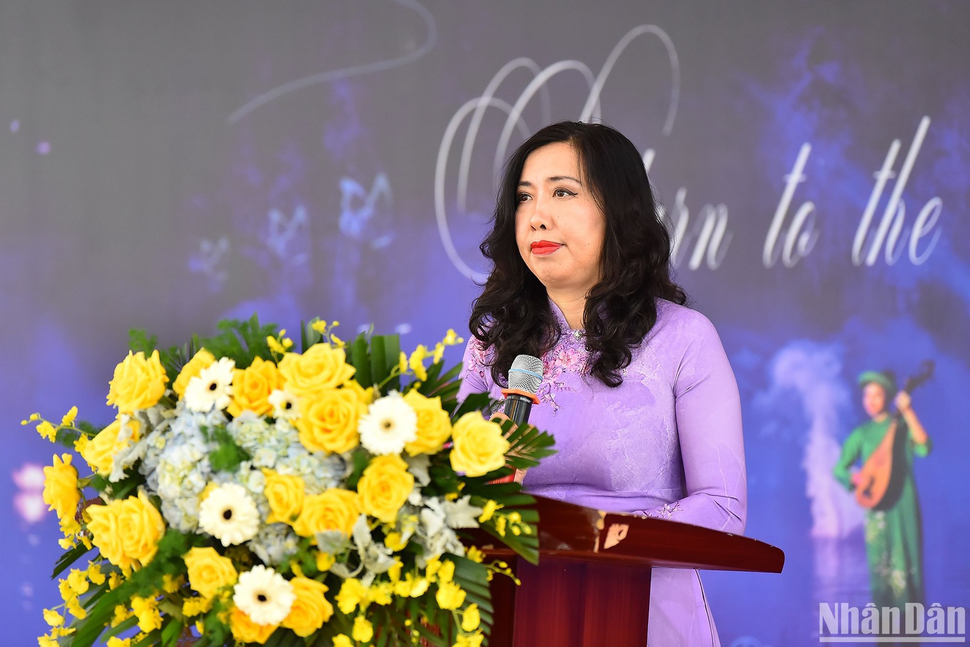 Замглавы МИД Ле Тхи Тху Ханг выступает со вступительной речью.