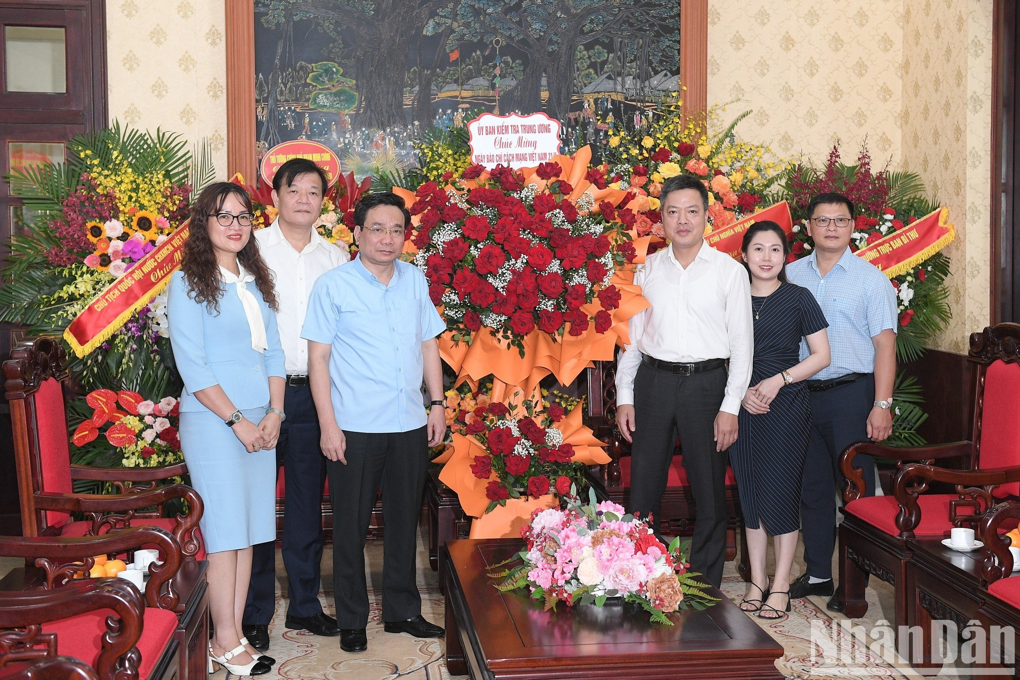 Заместитель председателя Контрольно-ревизионной комиссии ЦК КПВ Нгием Фу Кыонг и делегация поздравляют руководителей и сотрудников газеты «Нянзан» Заместитель председателя Контрольно-ревизионной комиссии ЦК КПВ Нгием Фу Кыонг и делегация поздравляют руководителей и сотрудников газеты «Нянзан»