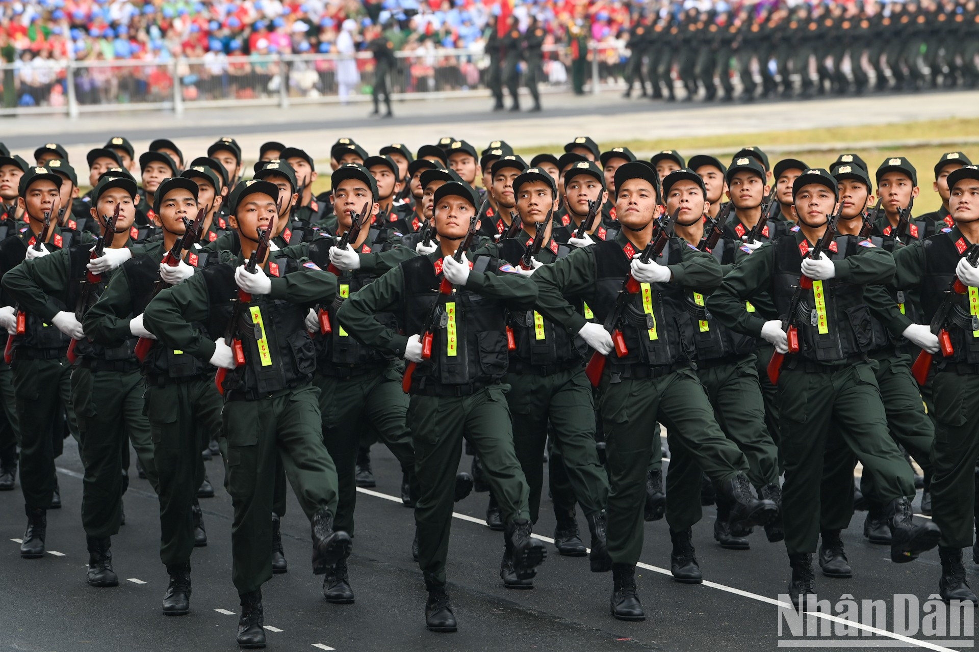 Группа мужчин-офицеров мобильной полиции. Группа мужчин-офицеров мобильной полиции.