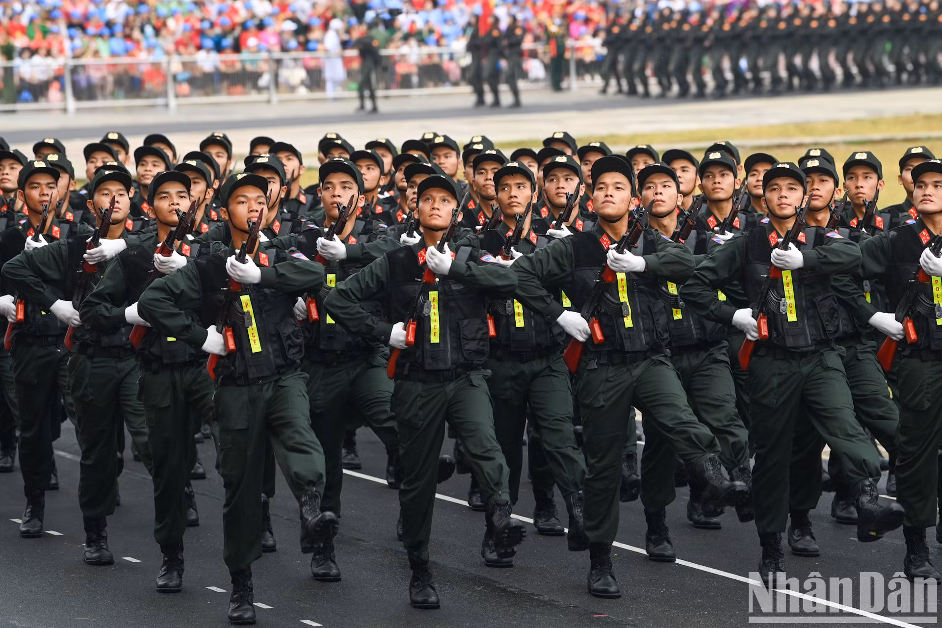 Группа мужчин-офицеров мобильной полиции.