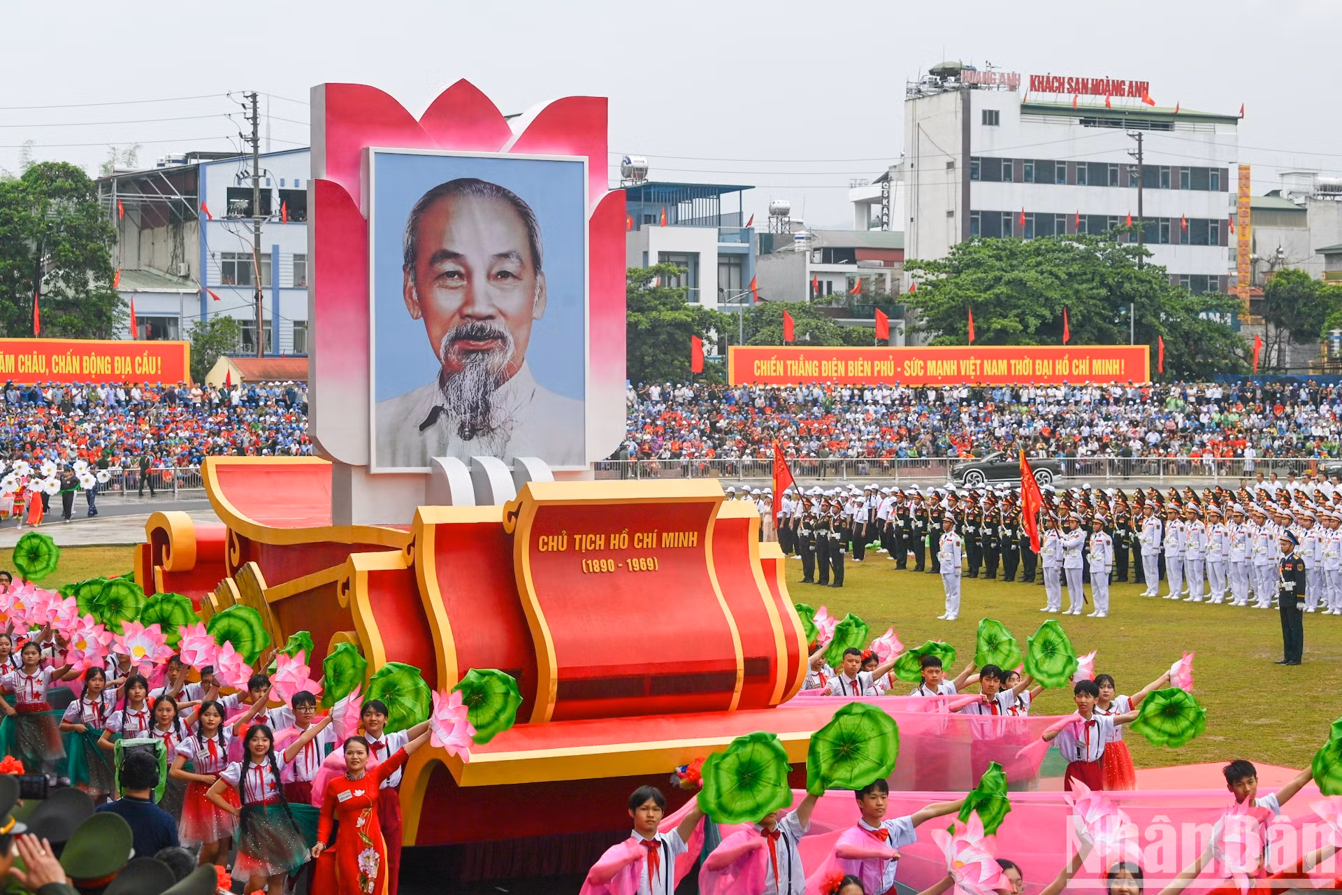 Въезжает автомобиль с портретом Президента Хо Ши Мина.