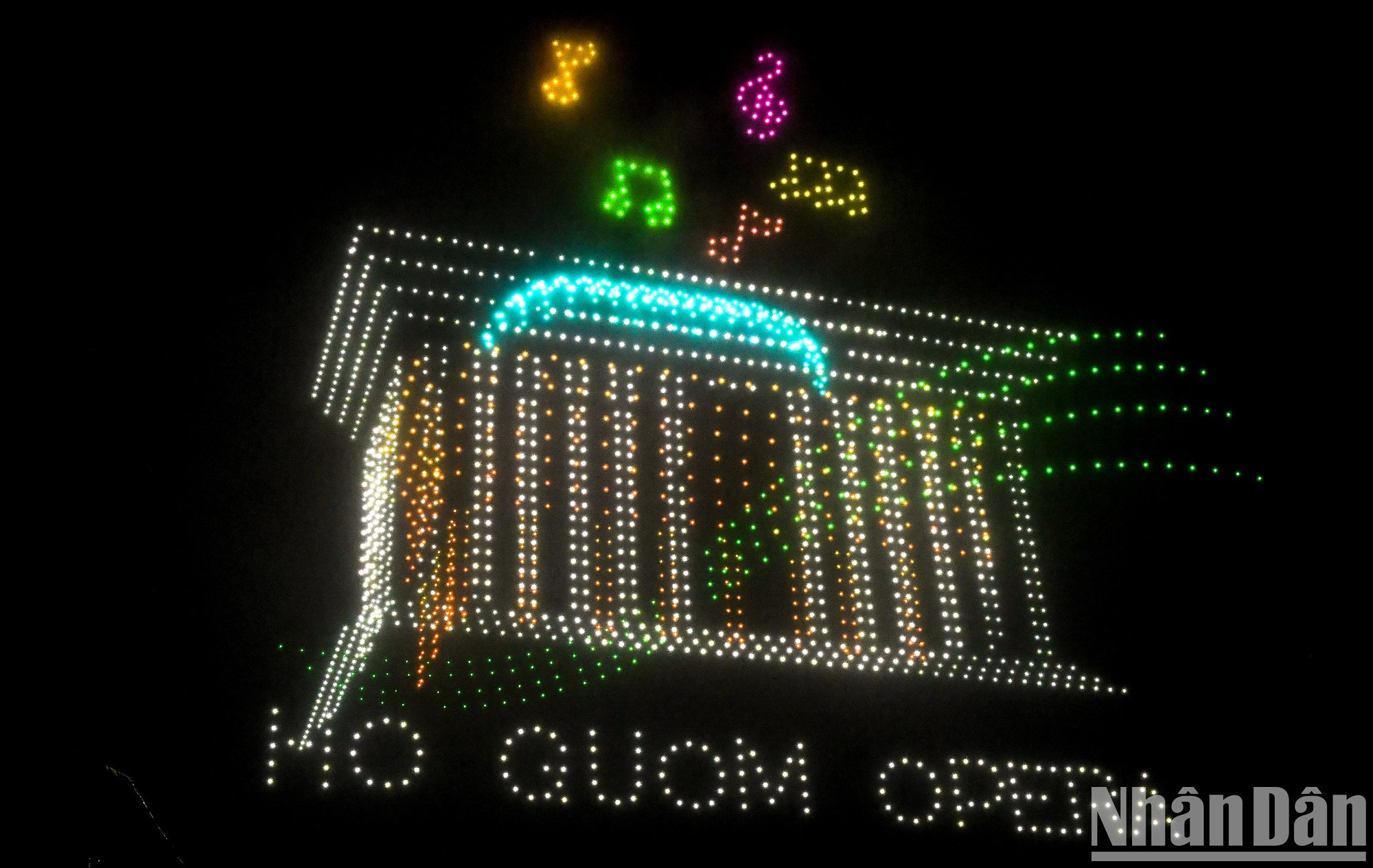 Дроны формируют изображение Театра Хогыом.