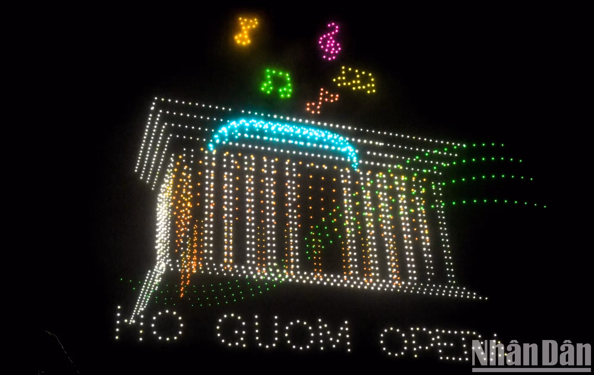 Дроны формируют изображение Театра Хогыом.