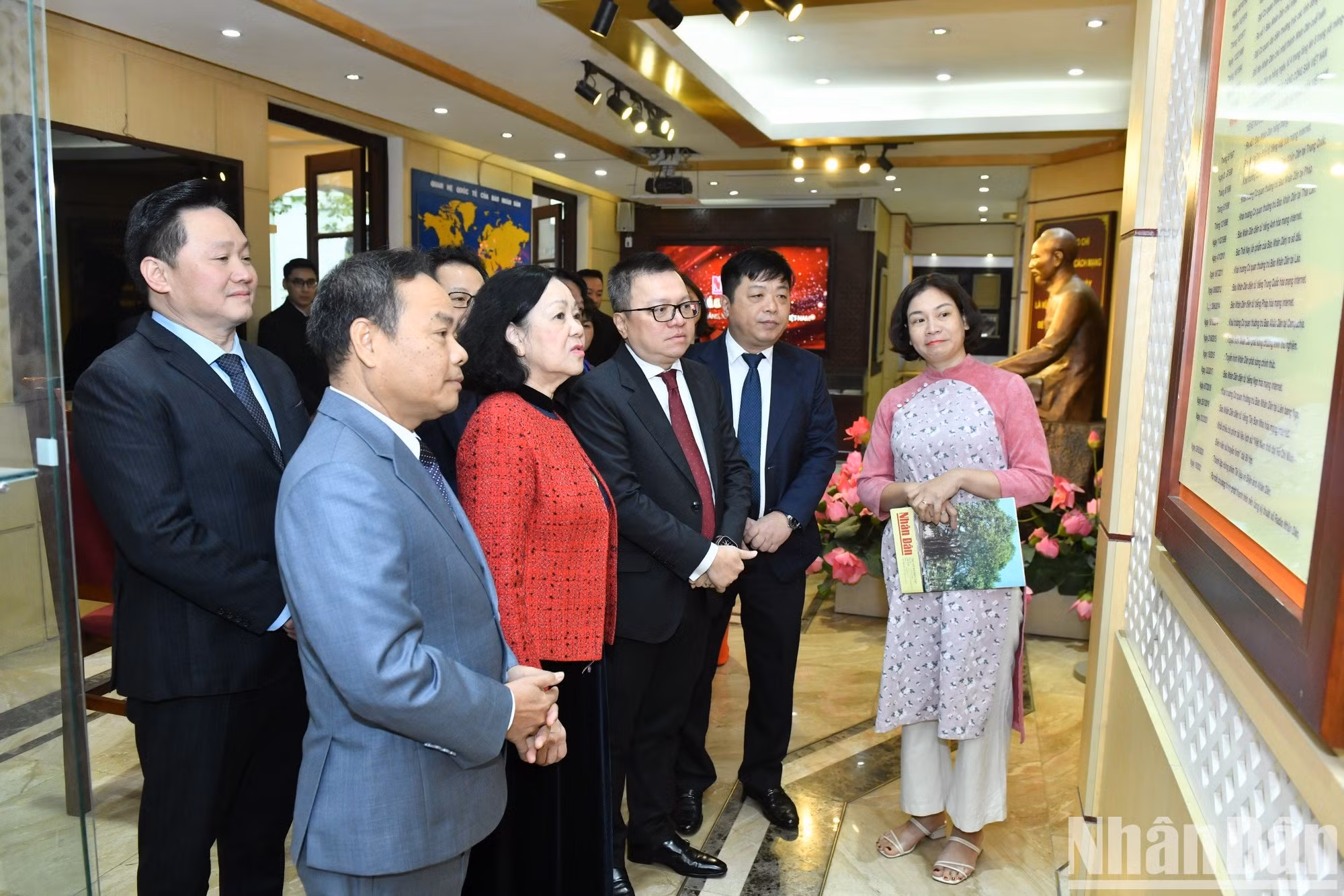 Товарищ Чыонг Тхи Май посещает традиционный дом газеты «Нянзан». Товарищ Чыонг Тхи Май посещает традиционный дом газеты «Нянзан».