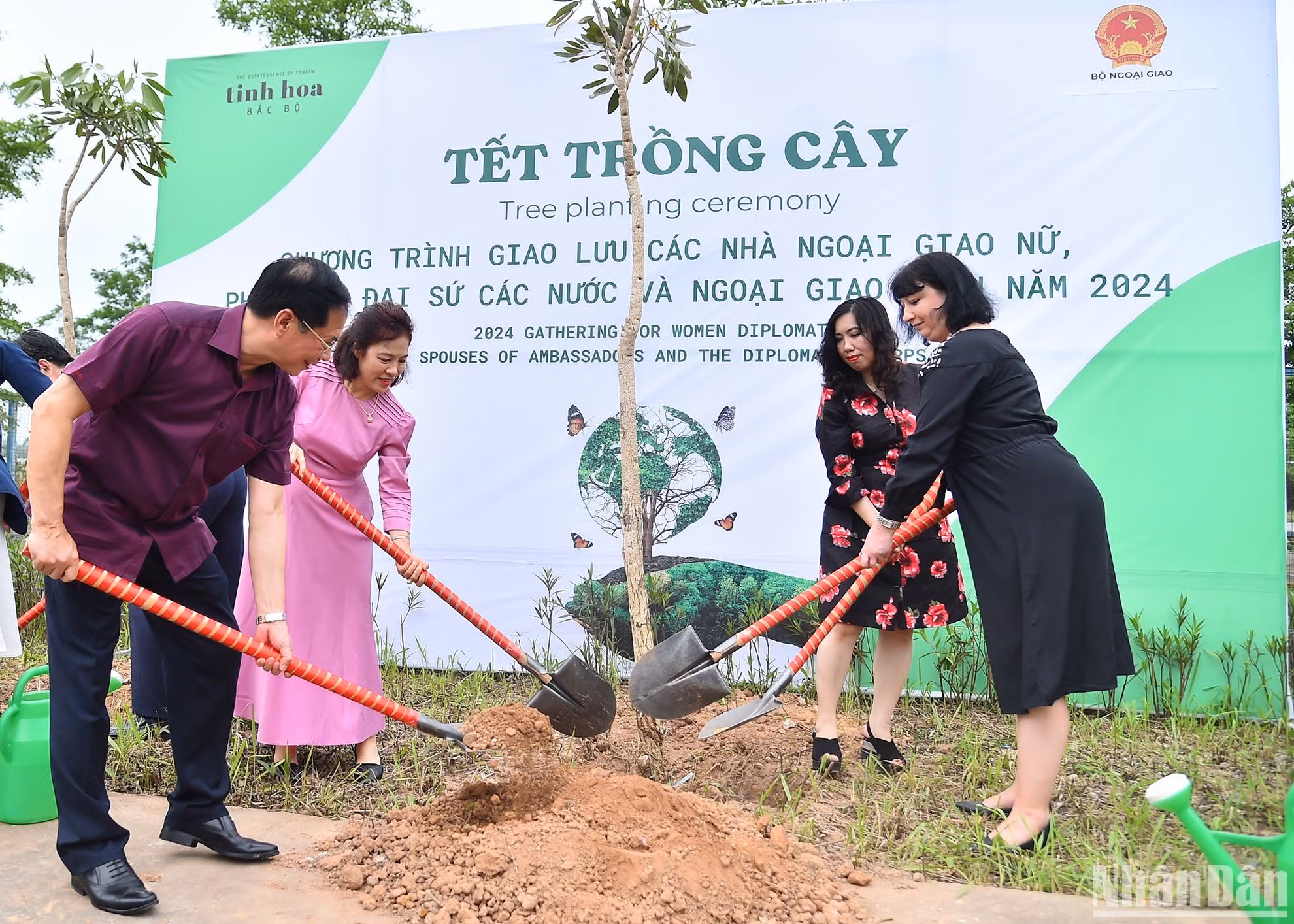 Церемония посадки деревьев в рамках программы.