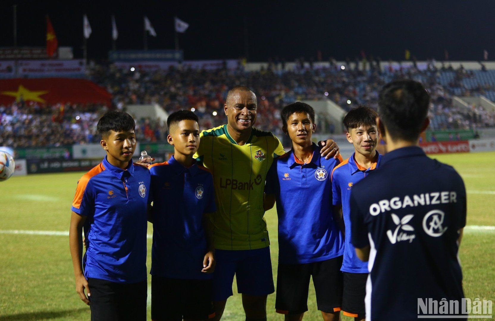 Юные игроки фотографируются со своим кумиром.