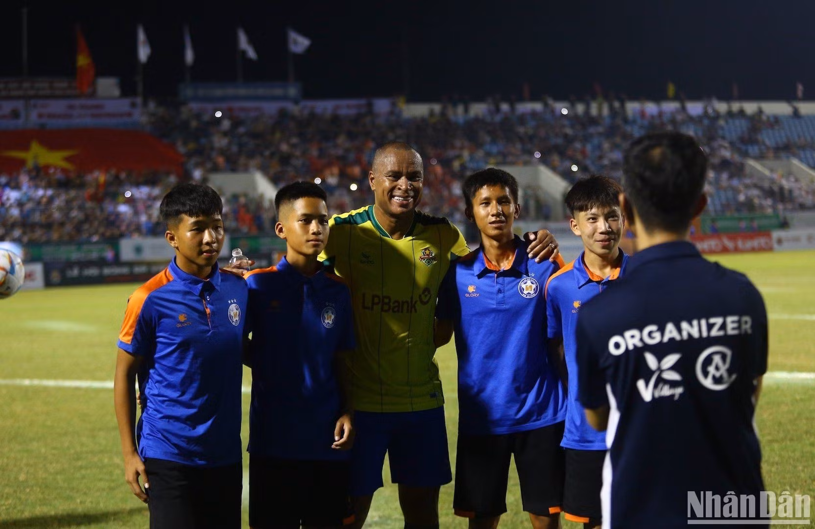 Юные игроки фотографируются со своим кумиром.