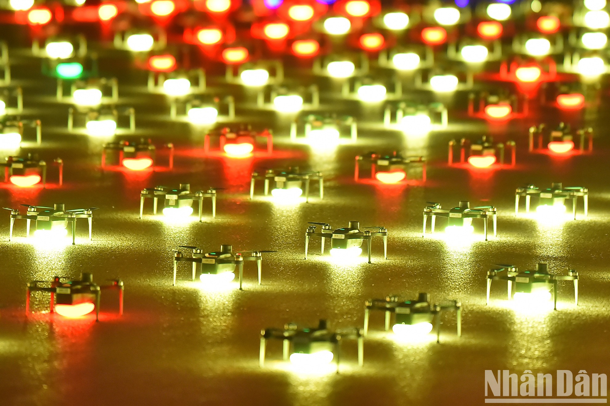 Световое шоу с использованием дронов – это уникальный вид развлечения, современный тренд сегодняшних фестивалей. В отличие от других видов световых шоу, дроны, обладающие множеством комбинаций движений и цвета, способны создавать 2D- и 3D-изображения, подходящие для многих тем. Световое шоу с использованием дронов – это уникальный вид развлечения, современный тренд сегодняшних фестивалей. В отличие от других видов световых шоу, дроны, обладающие множеством комбинаций движений и цвета, способны создавать 2D- и 3D-изображения, подходящие для многих тем.