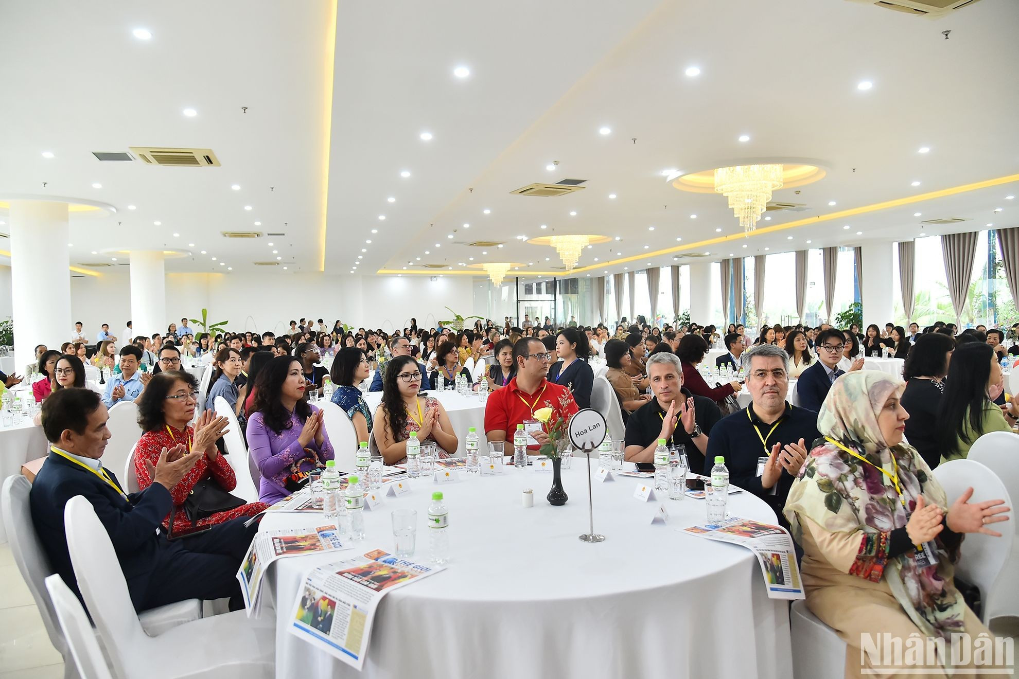 Заместитель министра иностранных дел Вьетнама Ле Тхи Тху Ханг и делегаты.