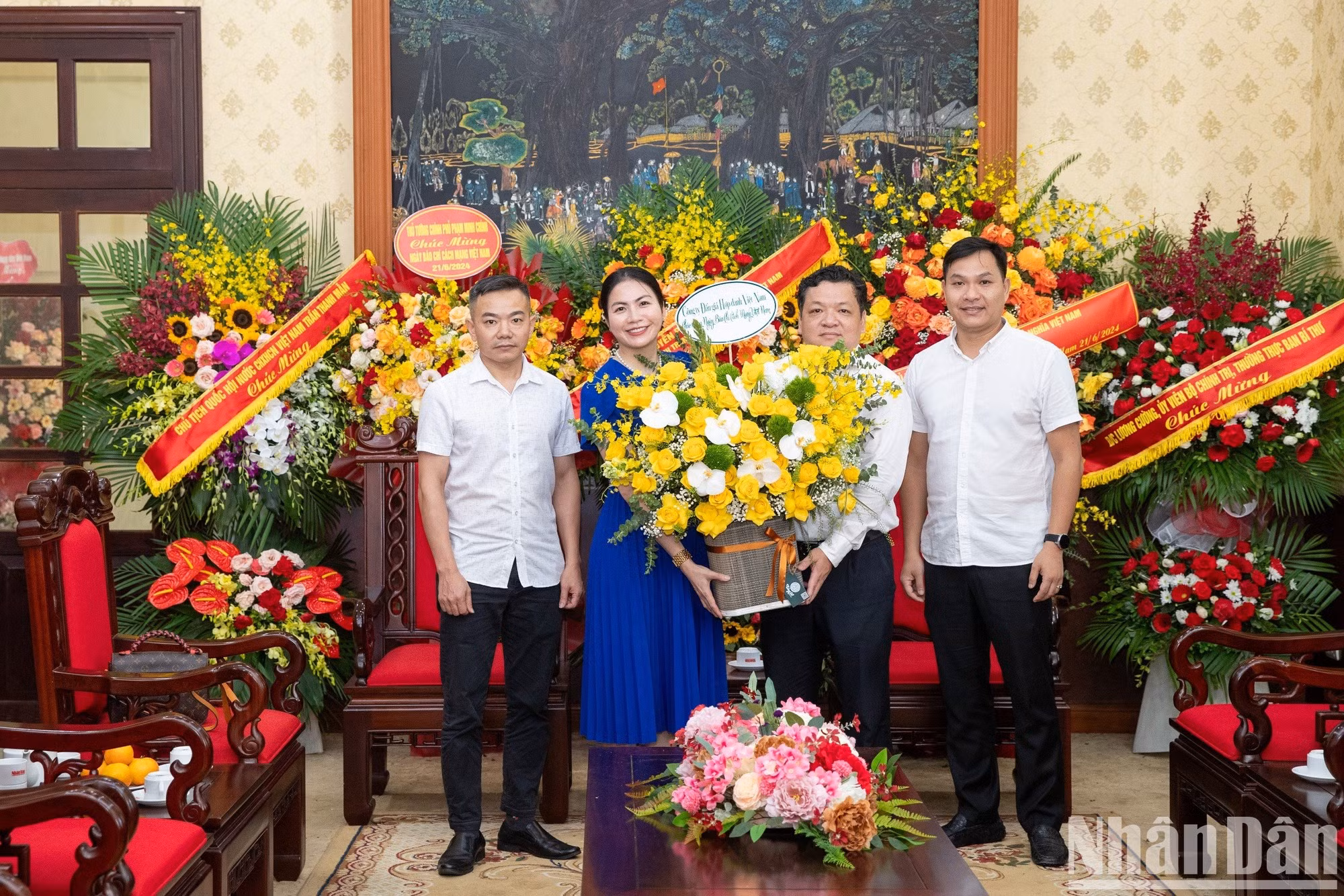 Аукционная компания «Вьетнамское партнерство» поздравляет руководителей и сотрудников газеты «Нянзан». Аукционная компания «Вьетнамское партнерство» поздравляет руководителей и сотрудников газеты «Нянзан».