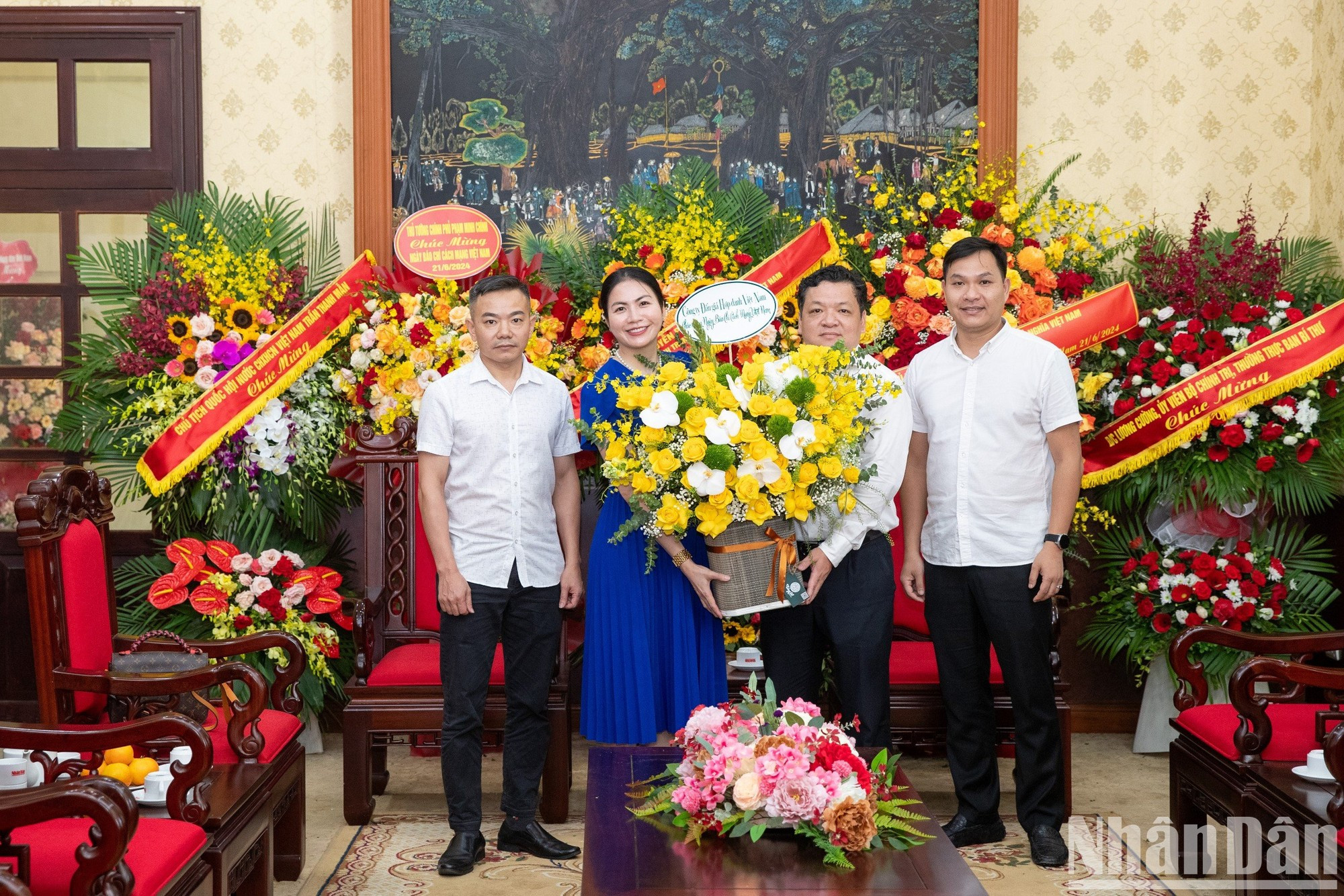 Аукционная компания «Вьетнамское партнерство» поздравляет руководителей и сотрудников газеты «Нянзан». Аукционная компания «Вьетнамское партнерство» поздравляет руководителей и сотрудников газеты «Нянзан».