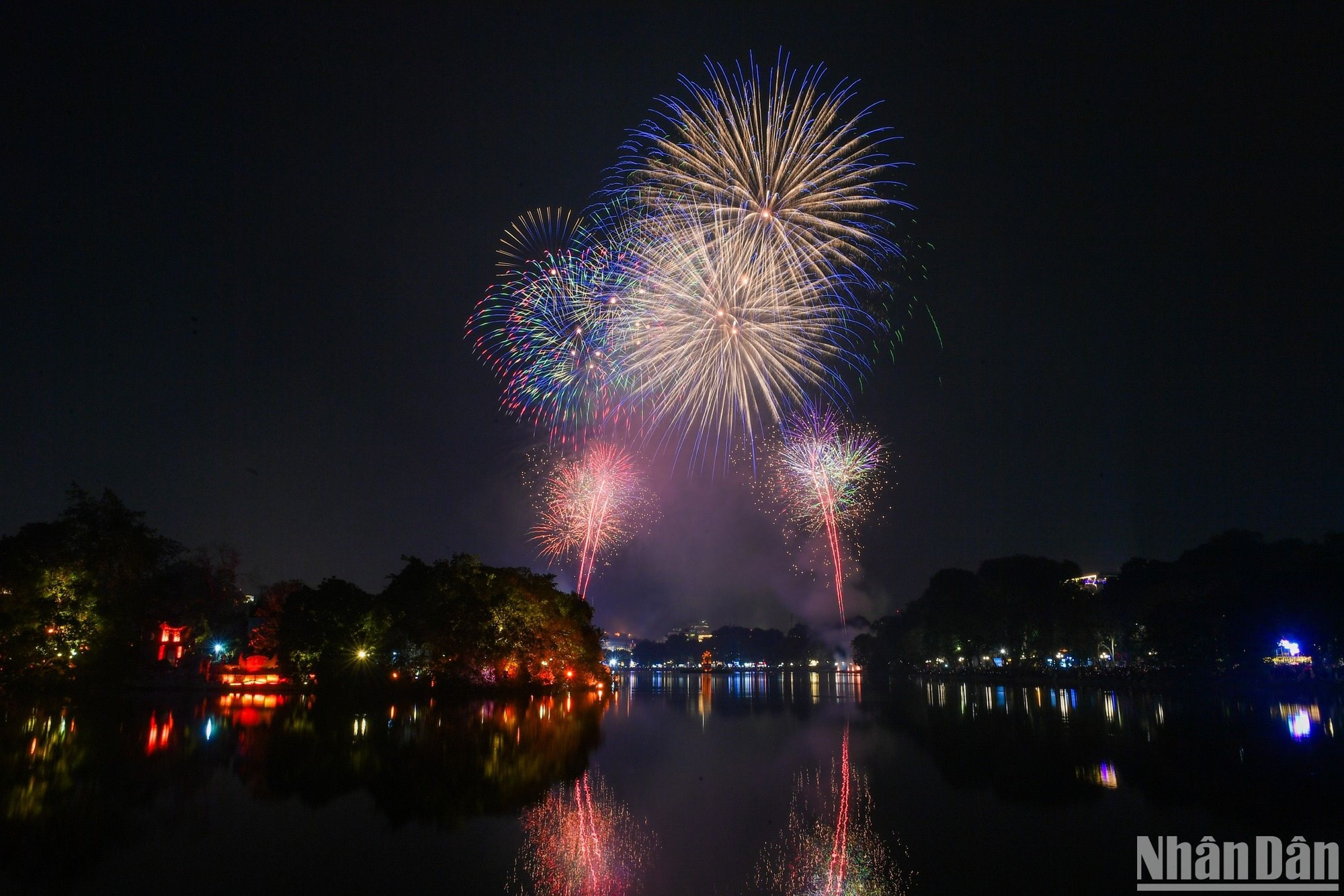 В течение 15 минут жители Ханоя были свидетелями чрезвычайно зрелищного фейерверка.