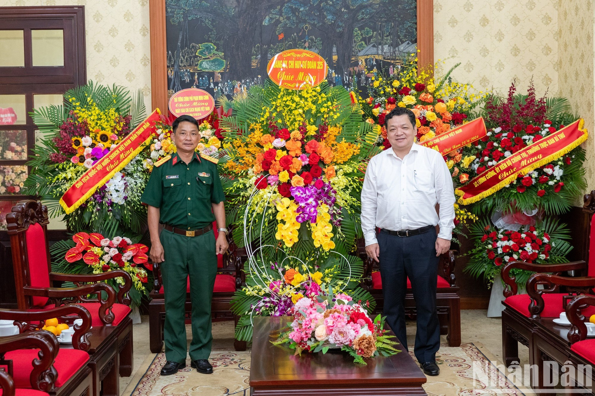 Руководители газеты «Нянзан» принимают делегацию 325-й дивизии 12-го армейского корпуса во главе с заместителем начальника политотдела дивизии старшим полковником Доан Ван Тхэ. Руководители газеты «Нянзан» принимают делегацию 325-й дивизии 12-го армейского корпуса во главе с заместителем начальника политотдела дивизии старшим полковником Доан Ван Тхэ.