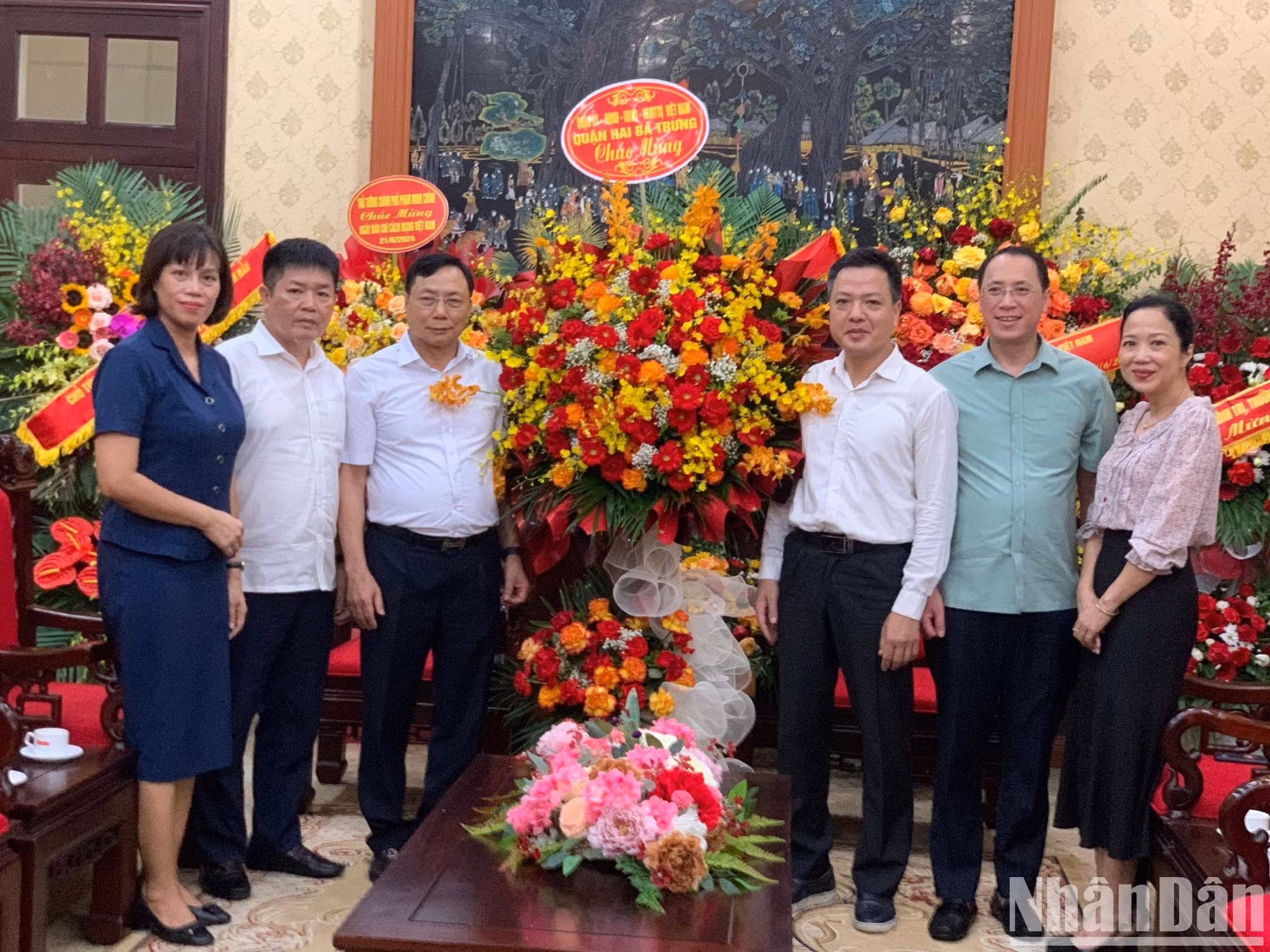 Делегация Парткома района Хайбачынг (Ханой) во главе с секретарем Парткома Нгуен Ван Намом поздравляет коллектив газеты «Нянзан». Делегация Парткома района Хайбачынг (Ханой) во главе с секретарем Парткома Нгуен Ван Намом поздравляет коллектив газеты «Нянзан».